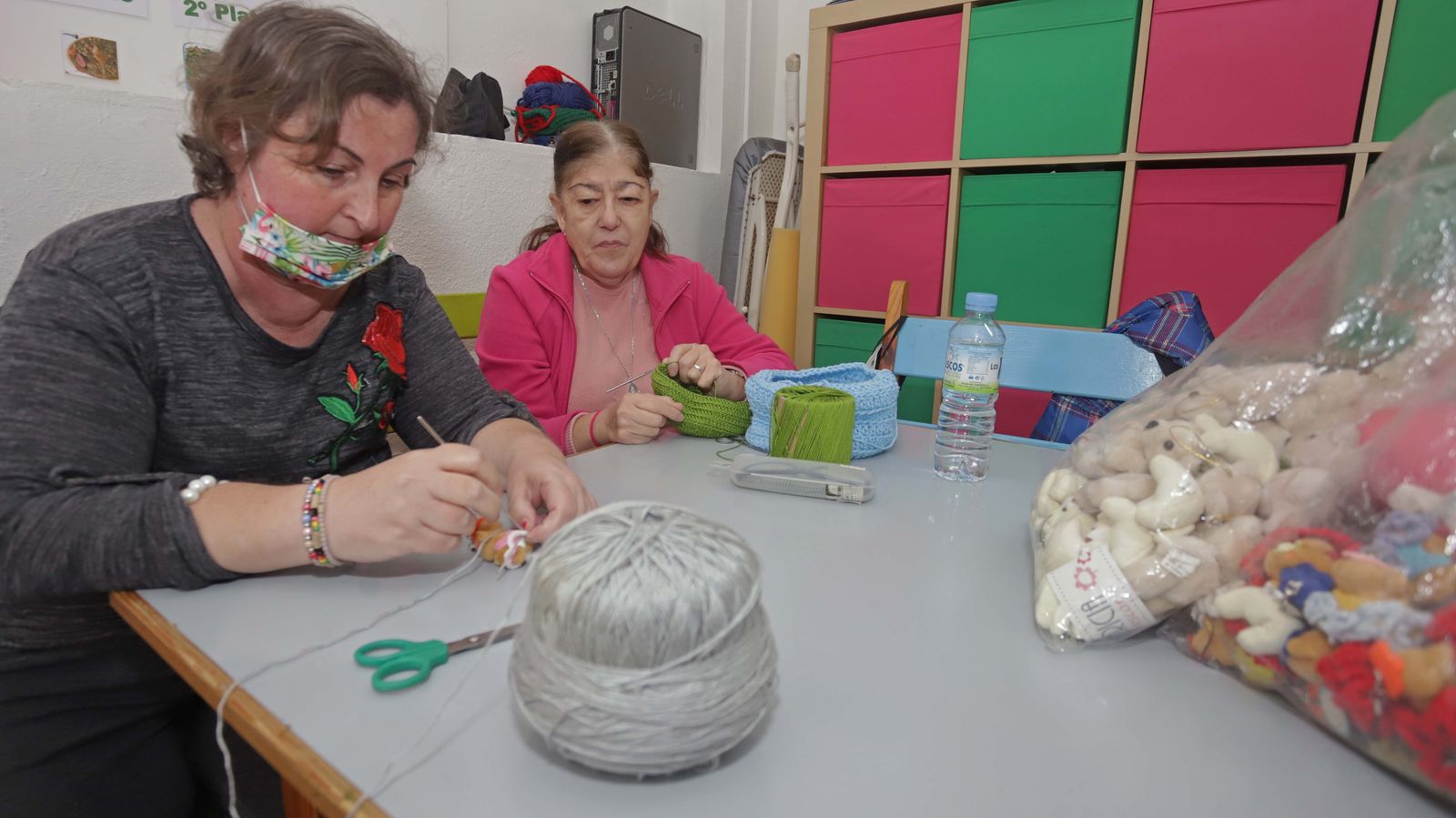 Venta de productos navideños solidarios de Apadis en Algeciras