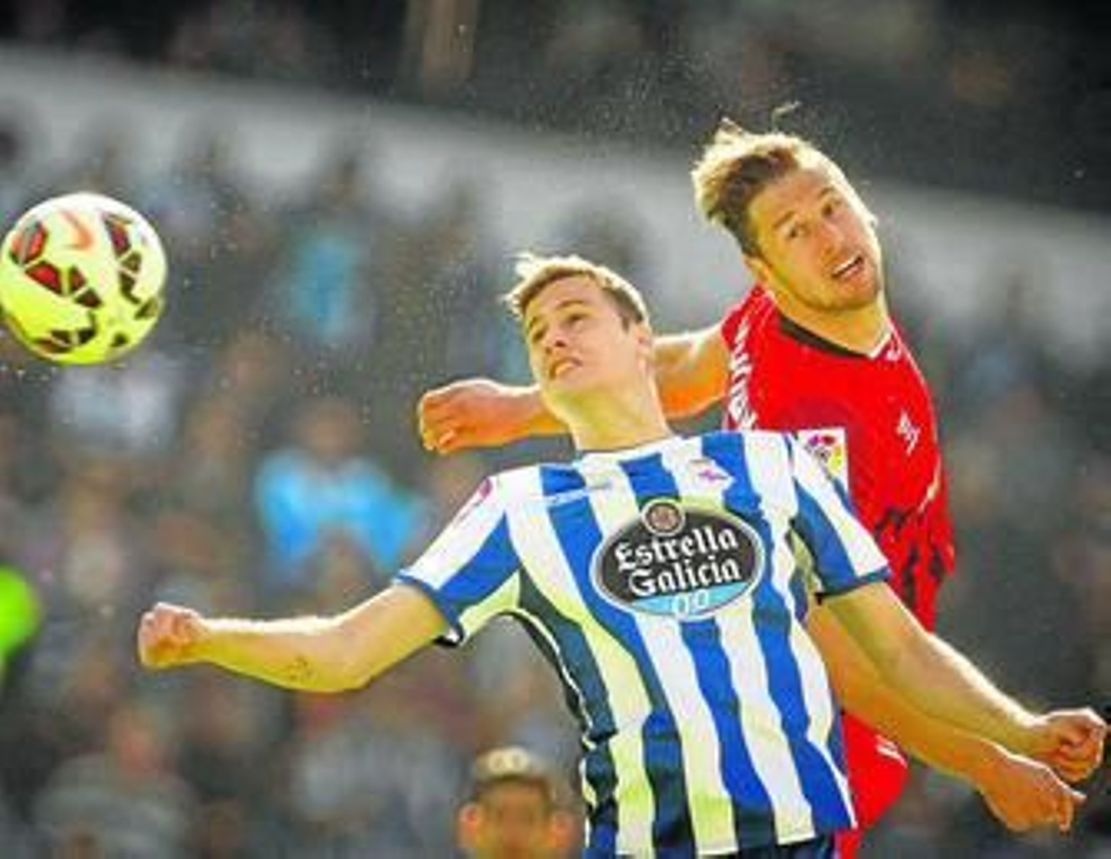 El polaco Krychowiak pelea un balón de cabeza con el bigoleador del Deportivo, Oriol Riera.