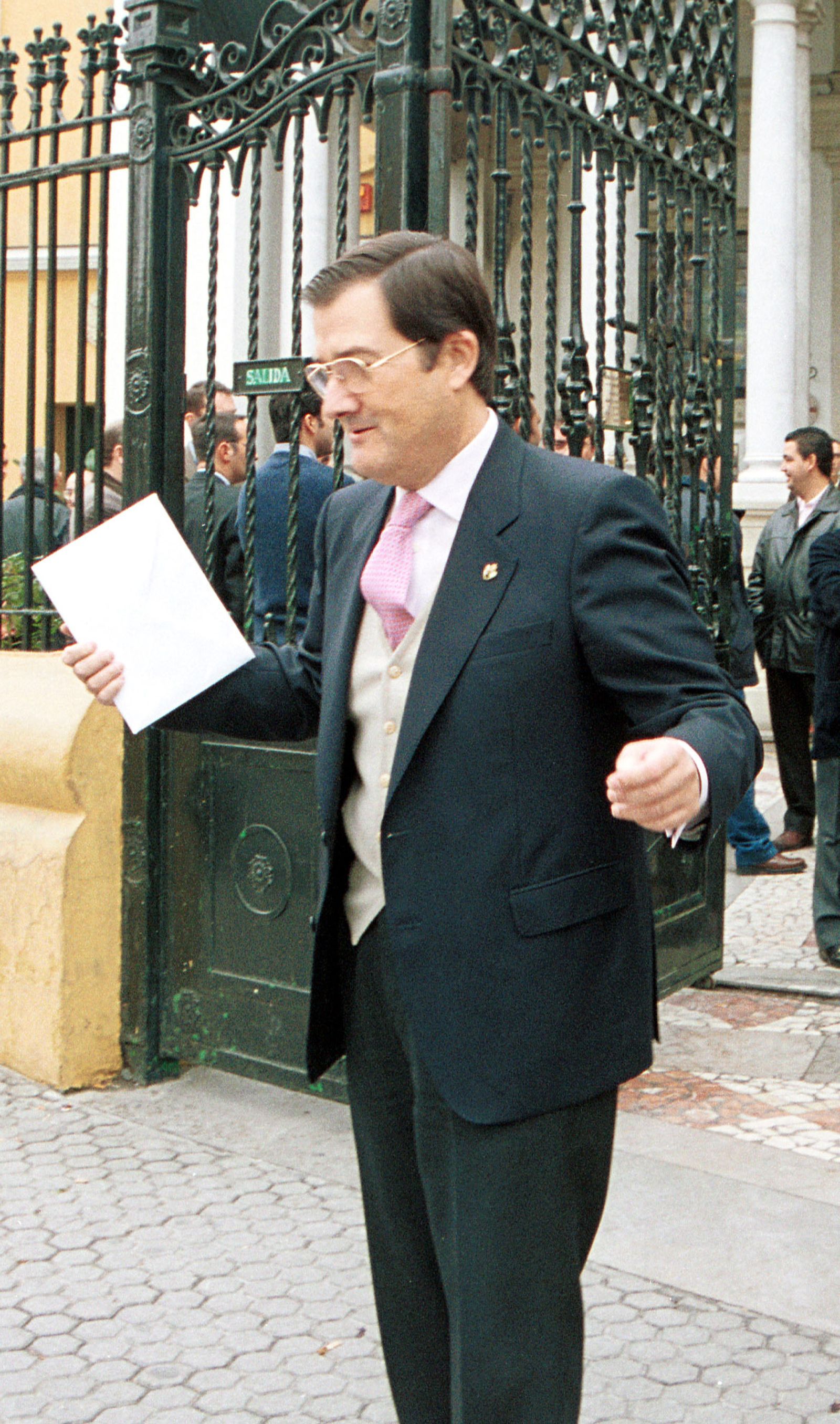 Joaquín Sainz de la Maza a las puertas de la basílica de la Macarena.