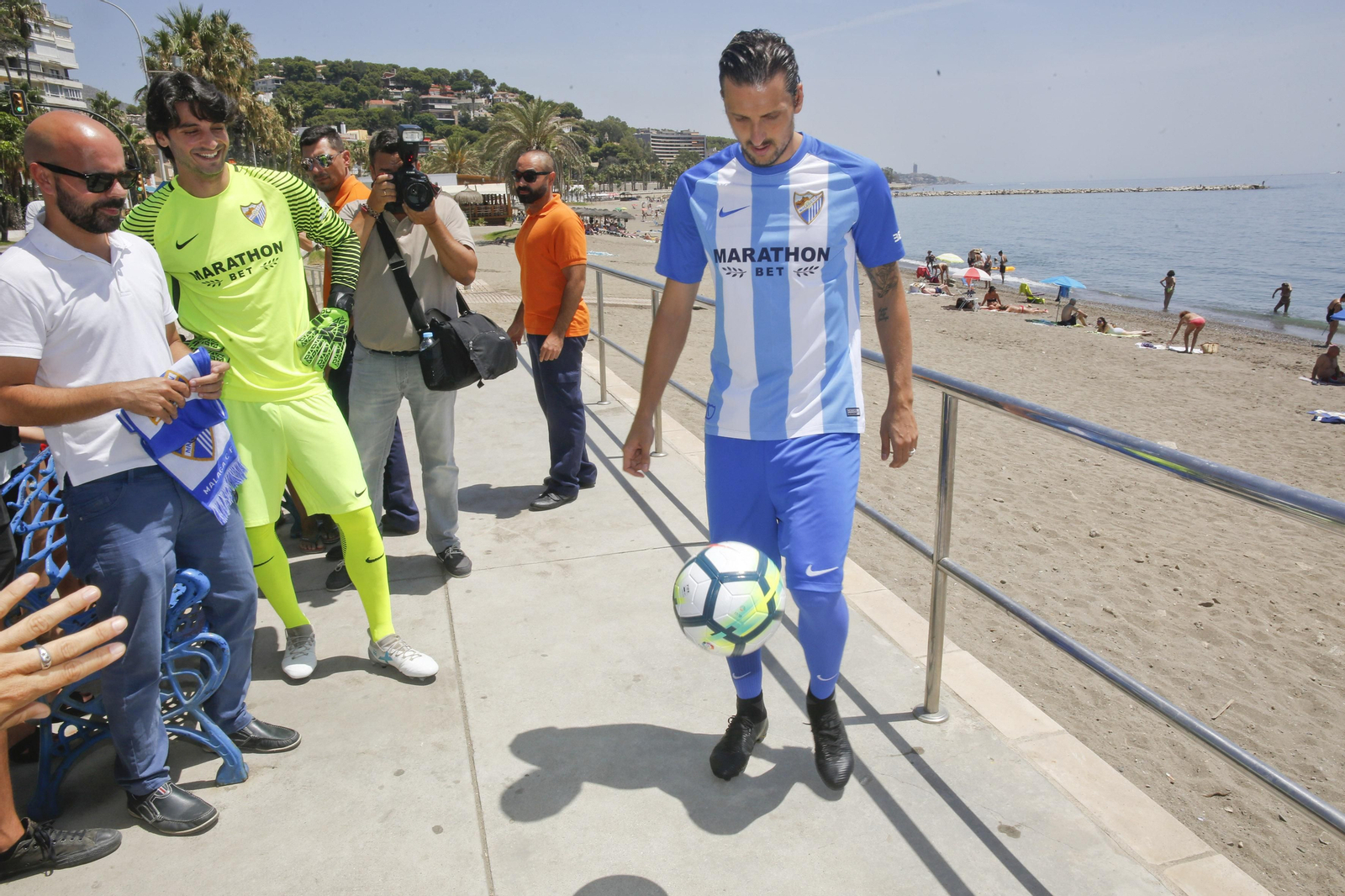 Kuzmanovic, junto a Cengo el día de su presentación. Kuzmanovic, junto a Cengo el día de su presentación.