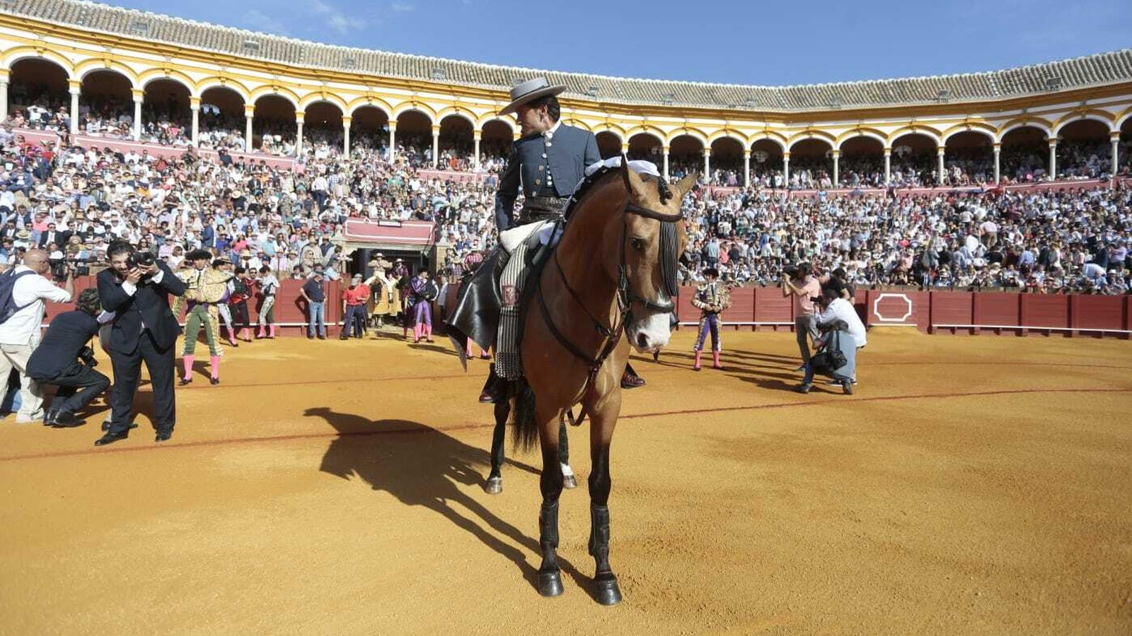 Ventura liderando el paseíllo de la décima corrida.