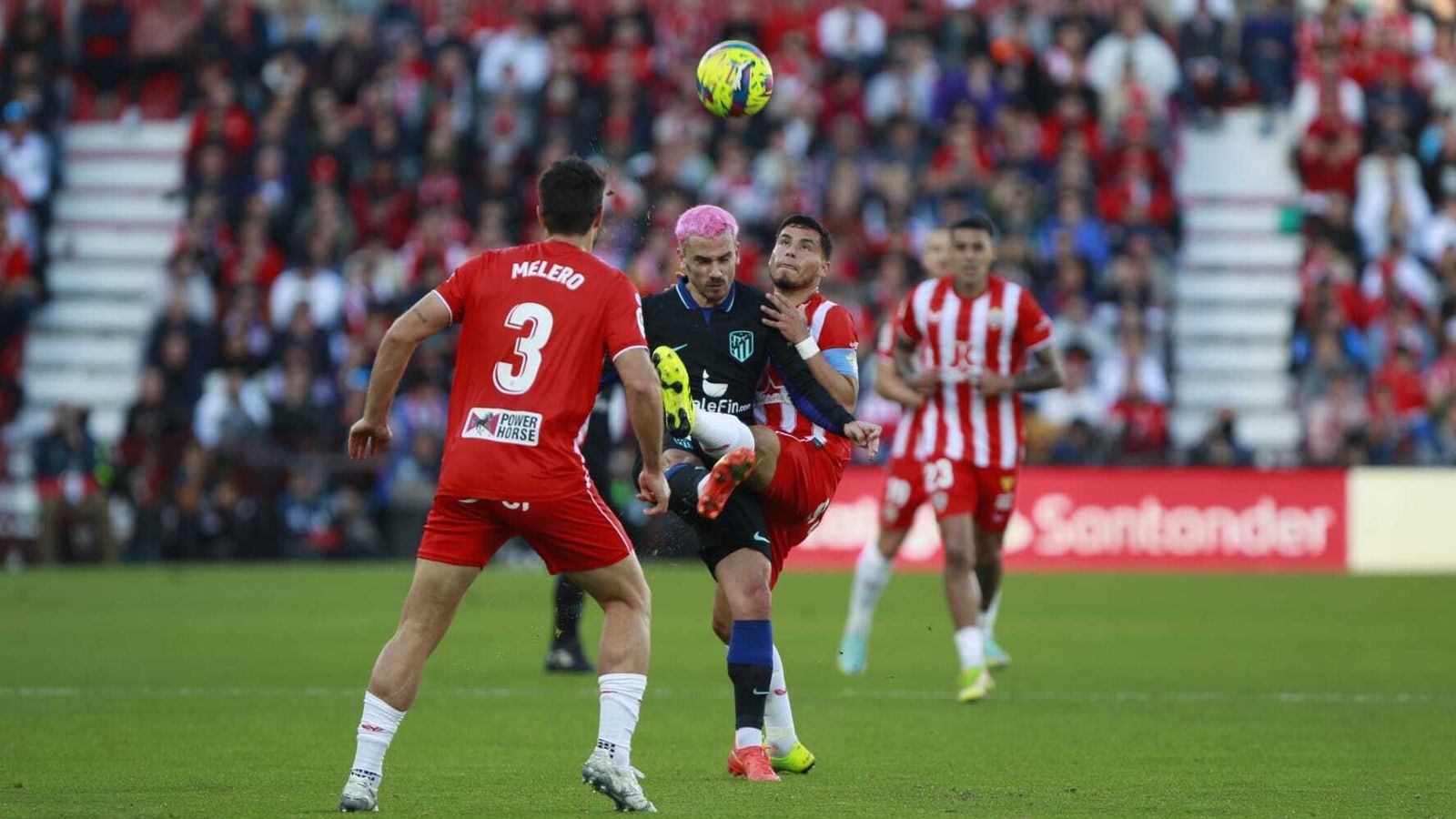 Robertone, el mejor del Almería, disputa un balón con Griezmann