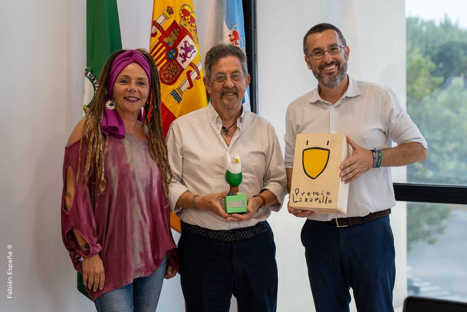 Raquel Ñeco, Francisco Díaz Valladares  y Juan Franco, con el premio.