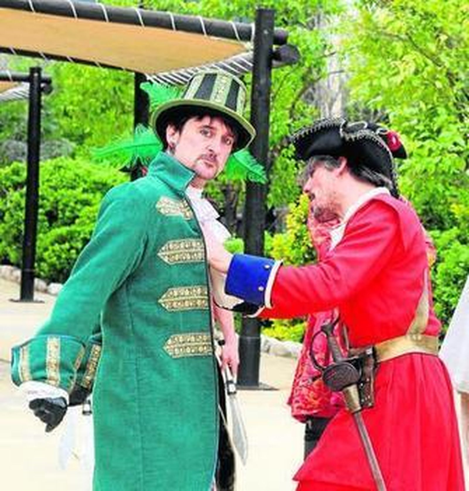 1. Dos cómicos, ayer en la presentación de la nueva temporada de Isla Mágica. 2. Guillermo Cruz (en el centro), director del parque temático, posa acompañado por el elenco de actores de los nuevos espectáculos. 3. 'Frenétiko', el montaje de El Lago que incluirá motos de agua y 'flyboard', promete sorprender al espectador.