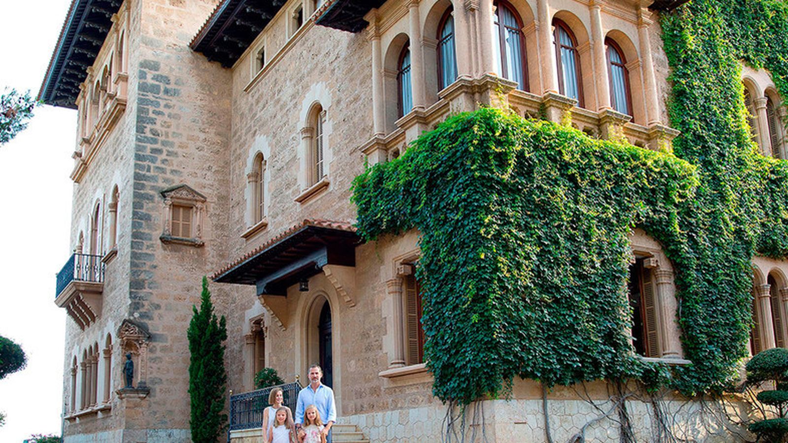 Los Reyes Falipe y Letizia, hace cuatro años, en el tradicional posado veraniego a las puertas de Marivent.