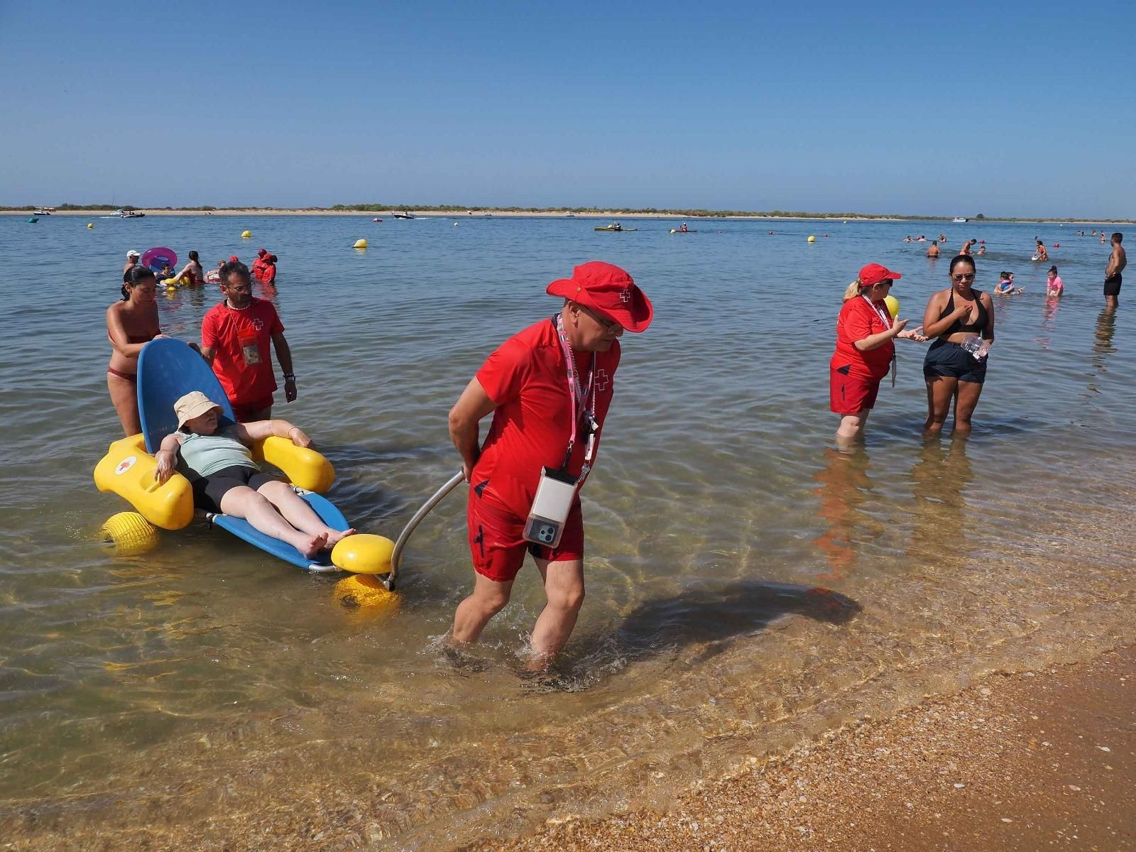 Las mejores imágenes del baño sin fronteras de Cruz Roja en la playa de Cartaya