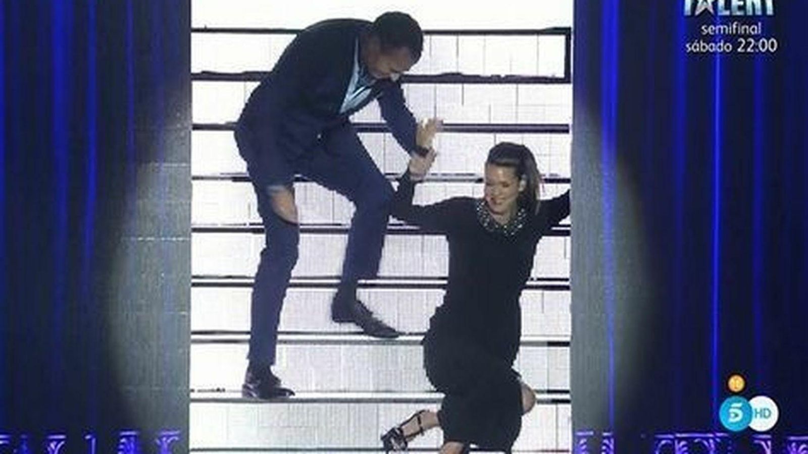 Laura, en el famoso momento de su caída a la entrada del plató de 'GH VIP'.