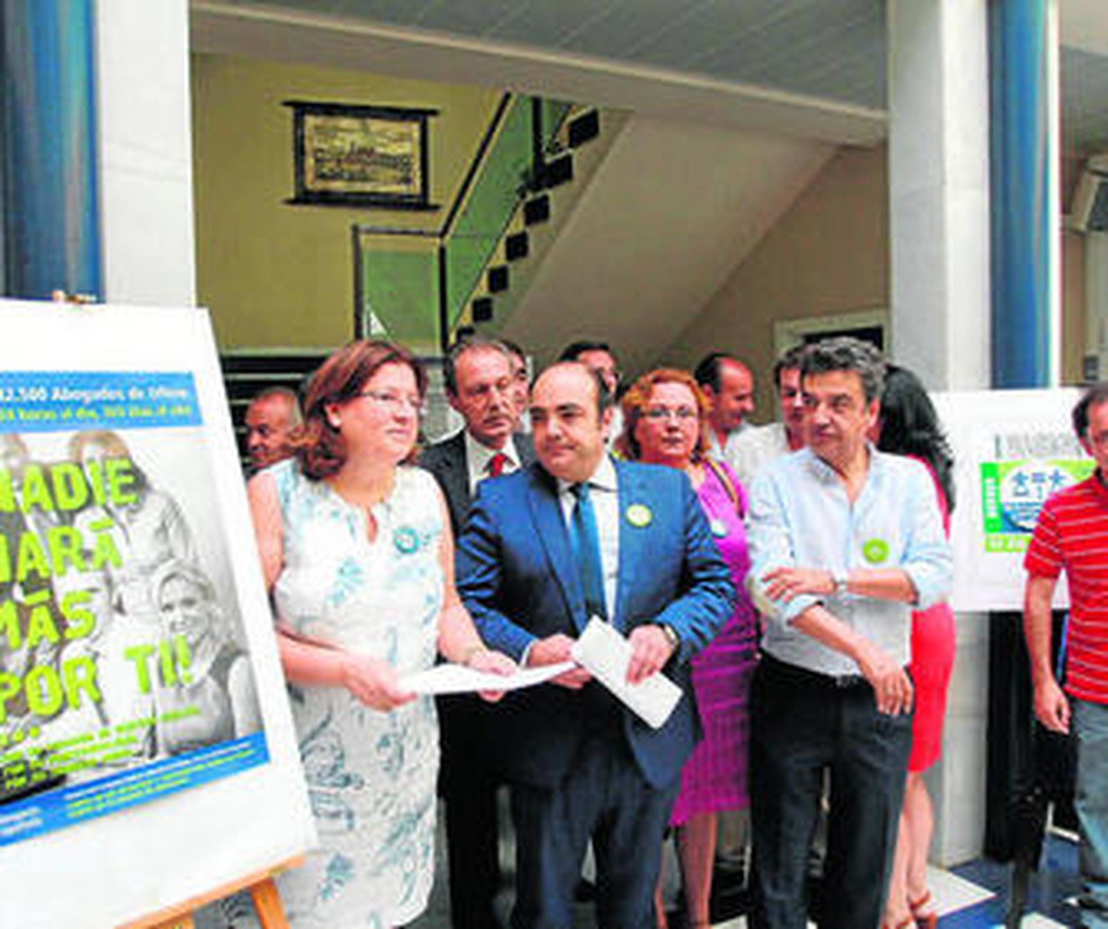 La Vicedecana del Colegio de Abogados leyendo el manifiesto junto a sus compañeros.