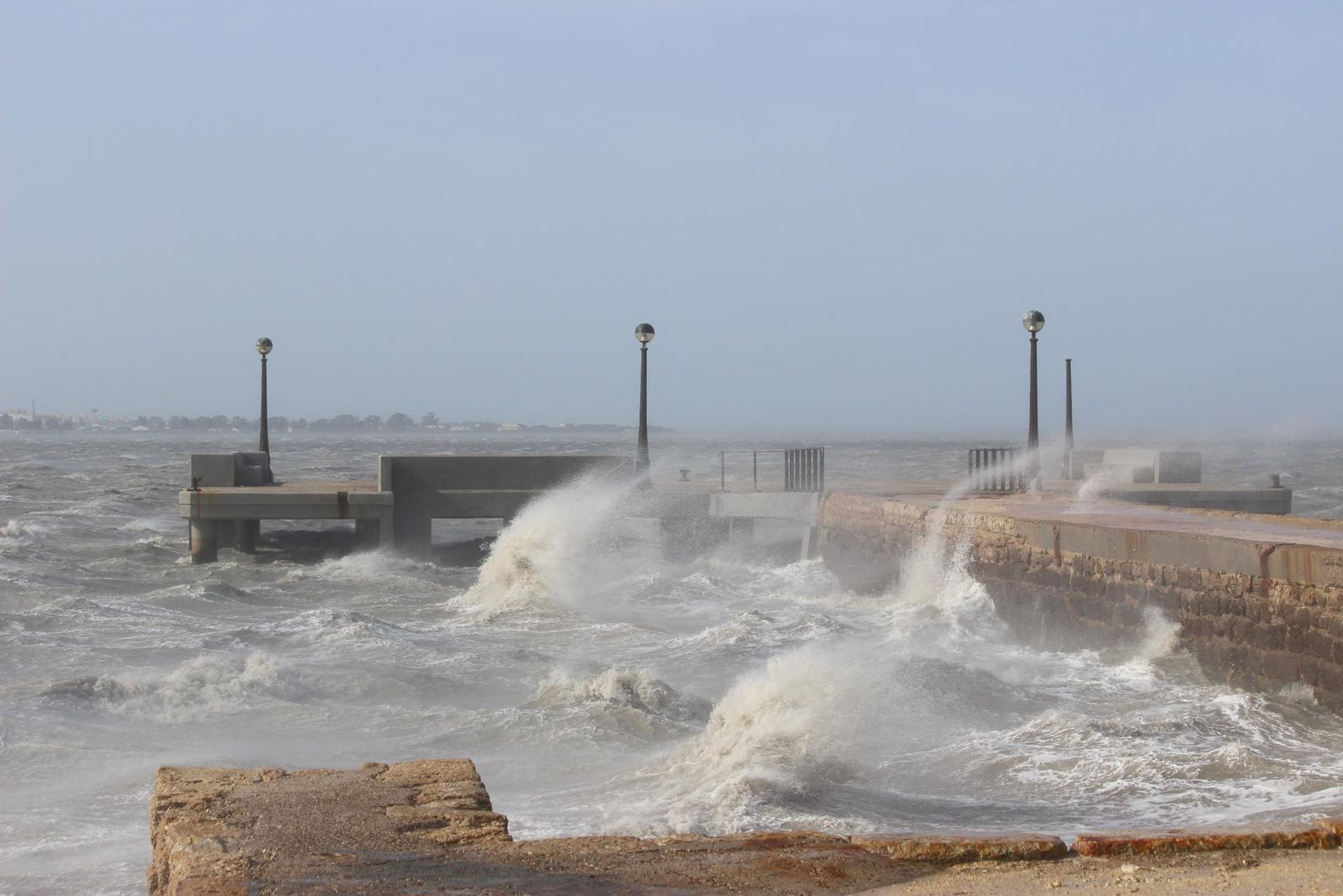 Las olas chocaban con enorme fuerza el pasado jueves, por efecto del viento, contra la zona de la puntilla del muelle, en Puerto Real.