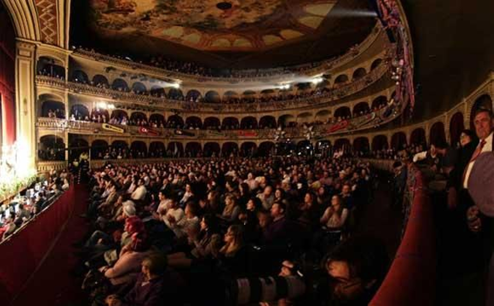 Espectacular aspecto que presentaba el Gran Teatro Falla durante la final

Foto: Julio Gonzalez-Jesus Marin-Lourdes de Vicente