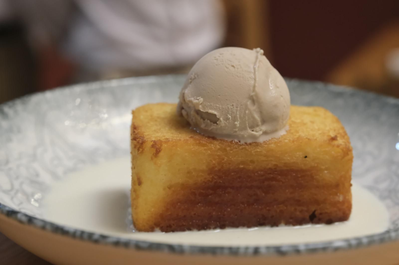 Torrija, sopa fría de chocolate blanco y helado de caramelo salado de Taberna La Montillana