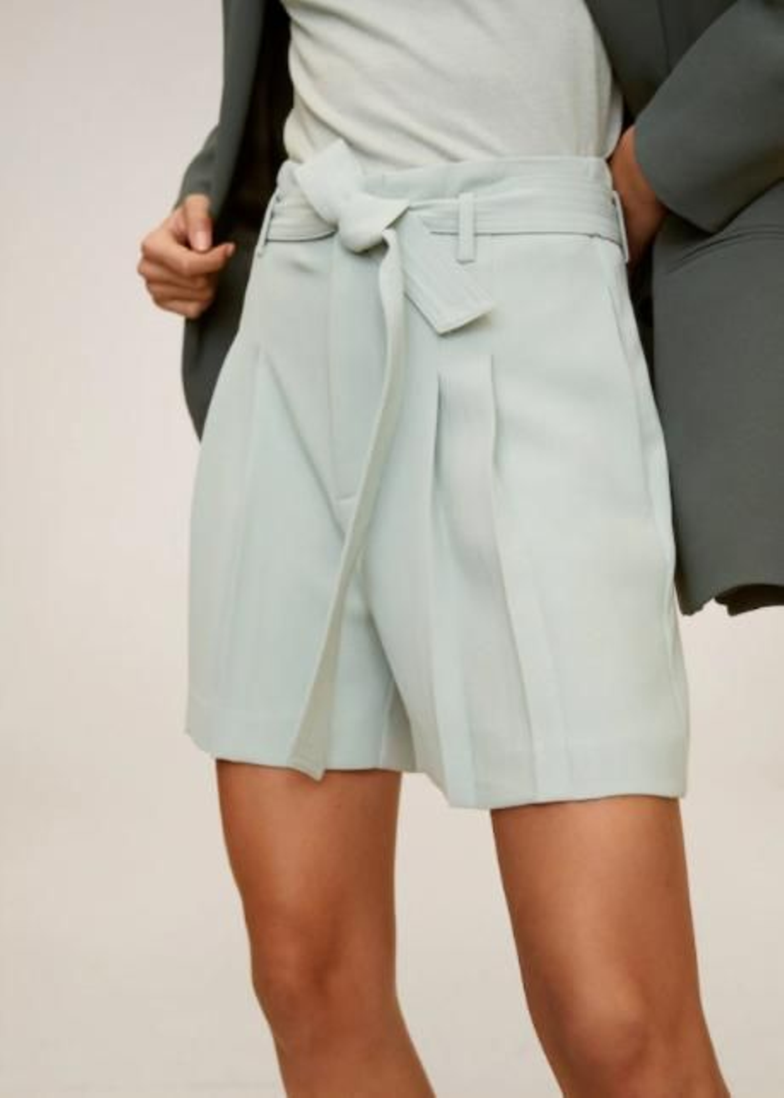 Las bermudas celestes de Mango outlet.