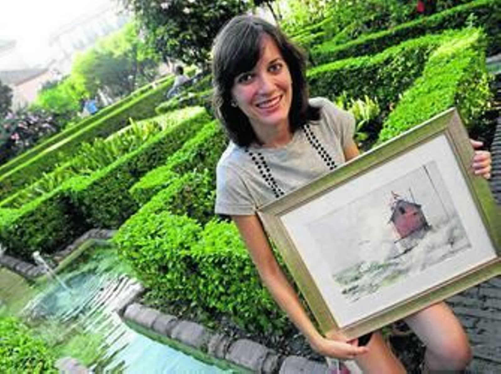 Blanca Álvarez sostiene su cuadro 'Oleaje'.