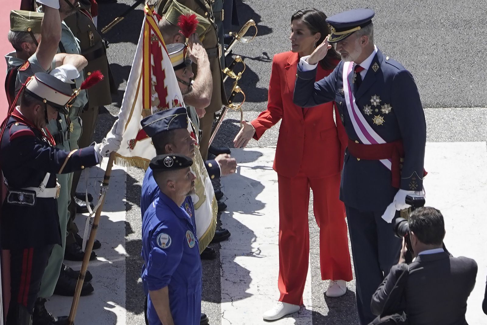 Las imágenes del desfile militar en Oviedo con motivo del Día de las Fuerzas Armadas