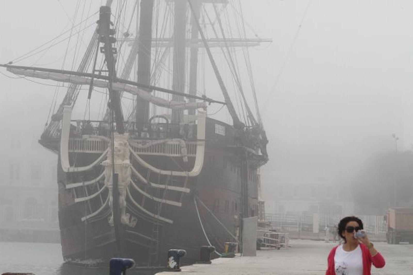 Un intenso banco de niebla cubre las calles de Málaga