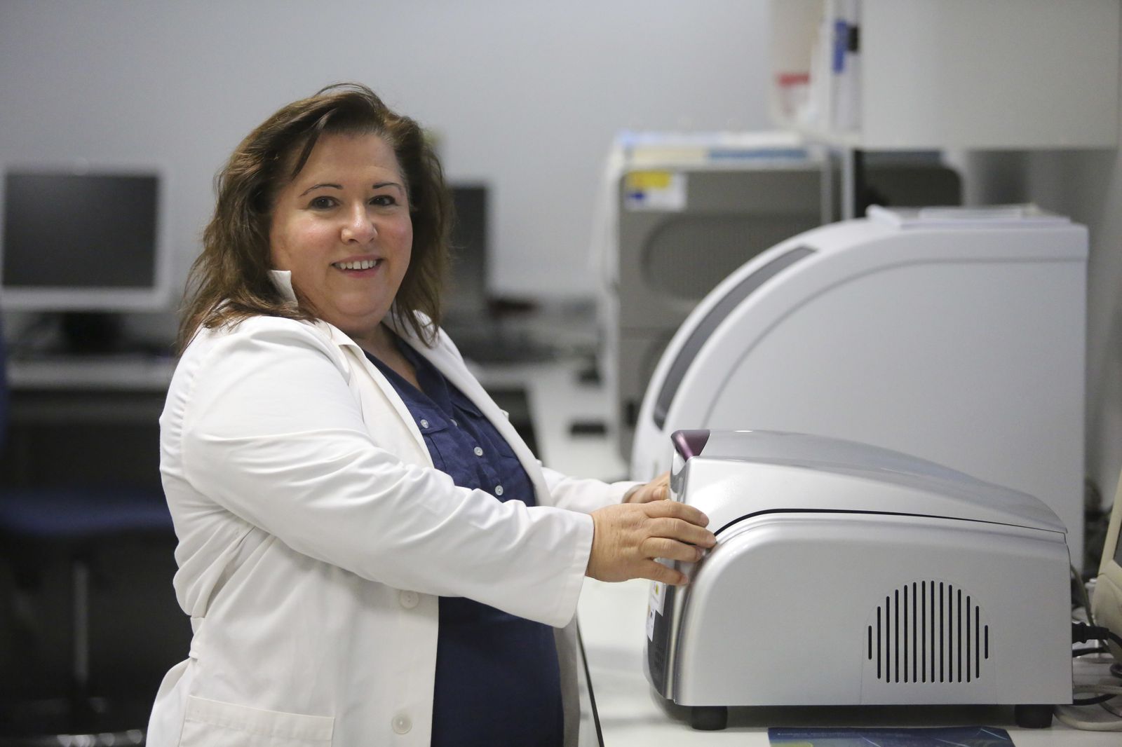 Yolanda de Diego en el laboratorio en el que investiga.