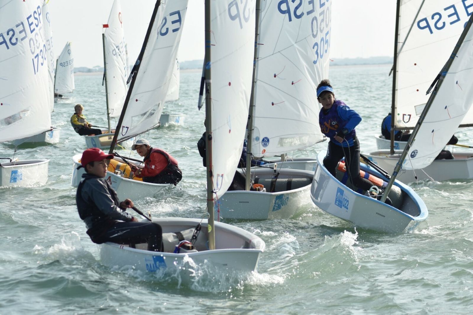 Espectacular imagen con varios regatistas maniobrando con la flota muy agrupada.