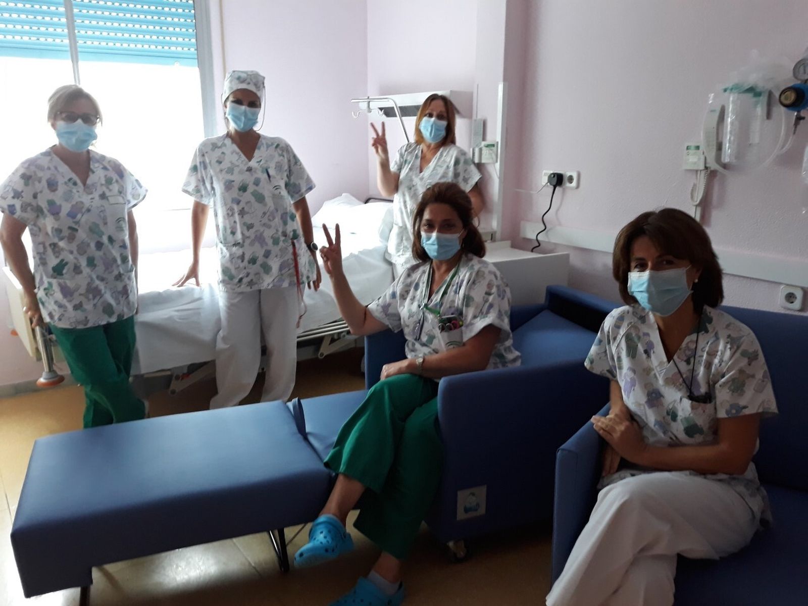 Personal de Pediatría del hospital de Jerez, junto al nuevo sillón-cama para el acompañante del menor.