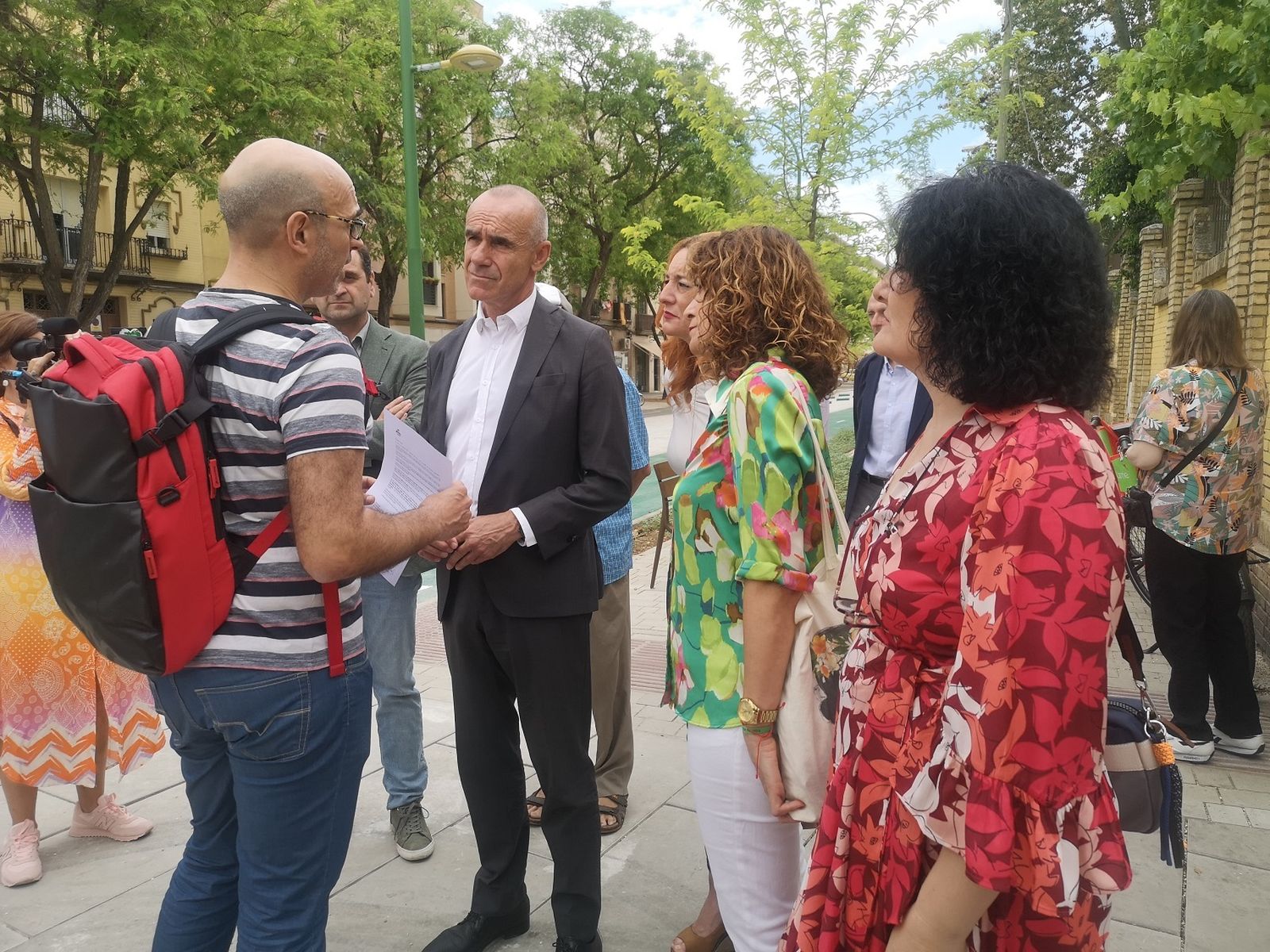 Muñoz conversa con un vecino en la avenida de la Cruz Roja.