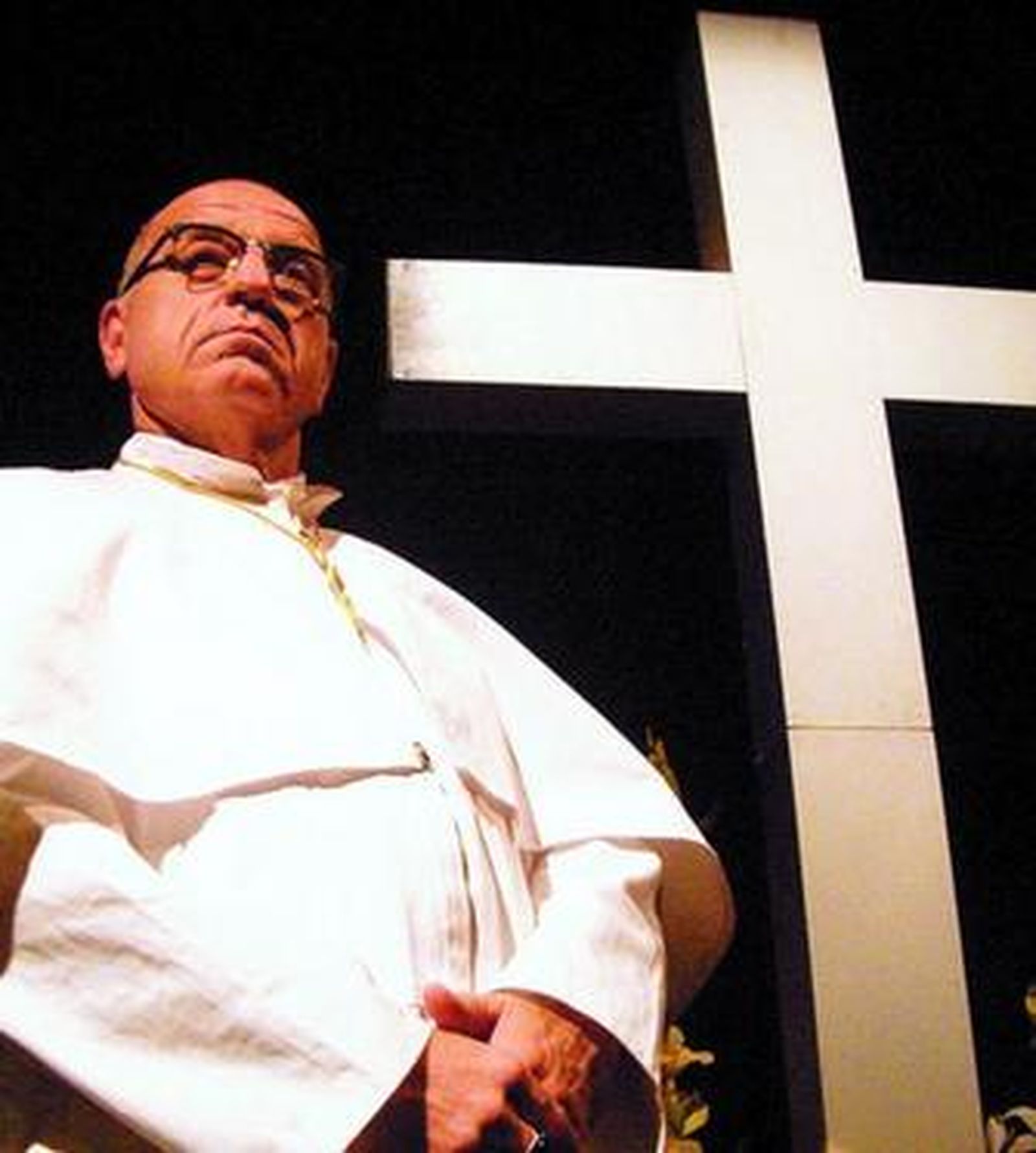 Leo Bassi, disfrazado de Papa, en una función de su obra 'La revelación'.