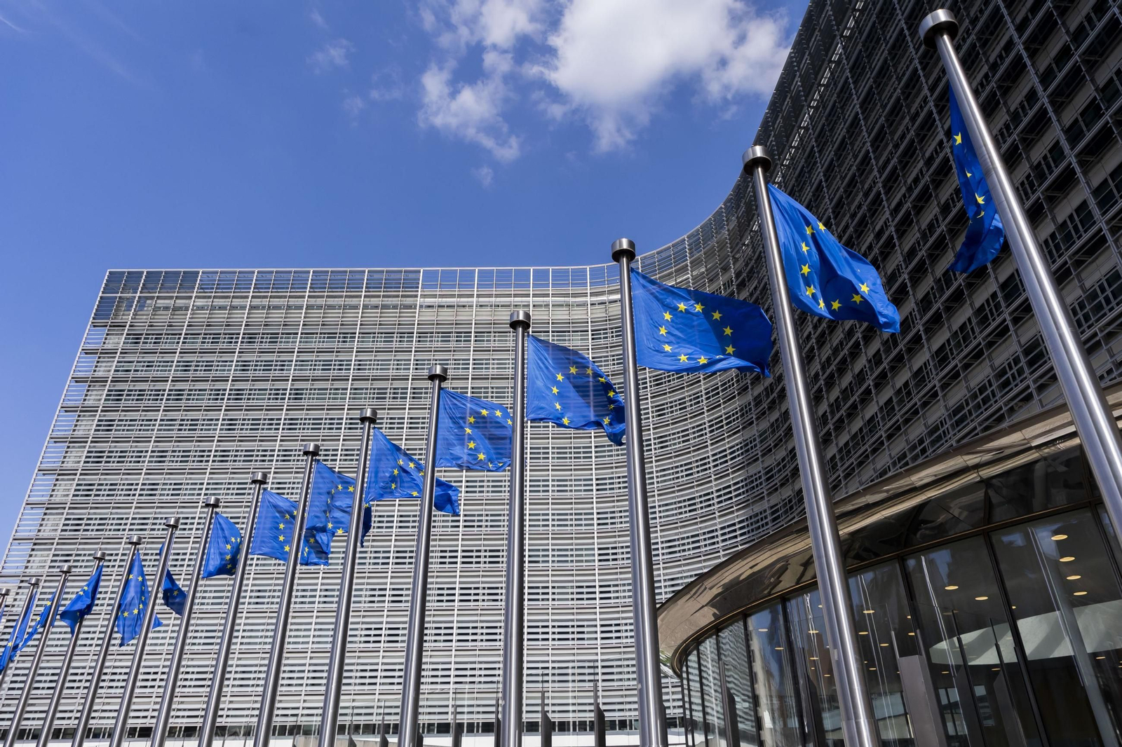 Banderas europeas ante la sede de la Comisión.