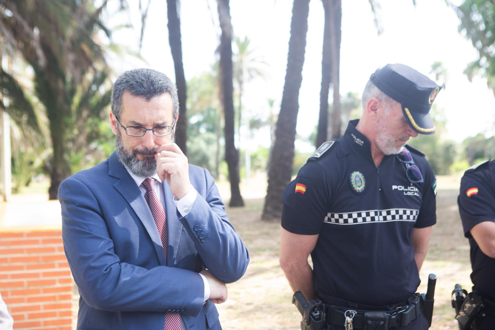 La Línea rinde homenaje al policía local Víctor Sánchez en el octavo aniversario de su muerte, en imágenes