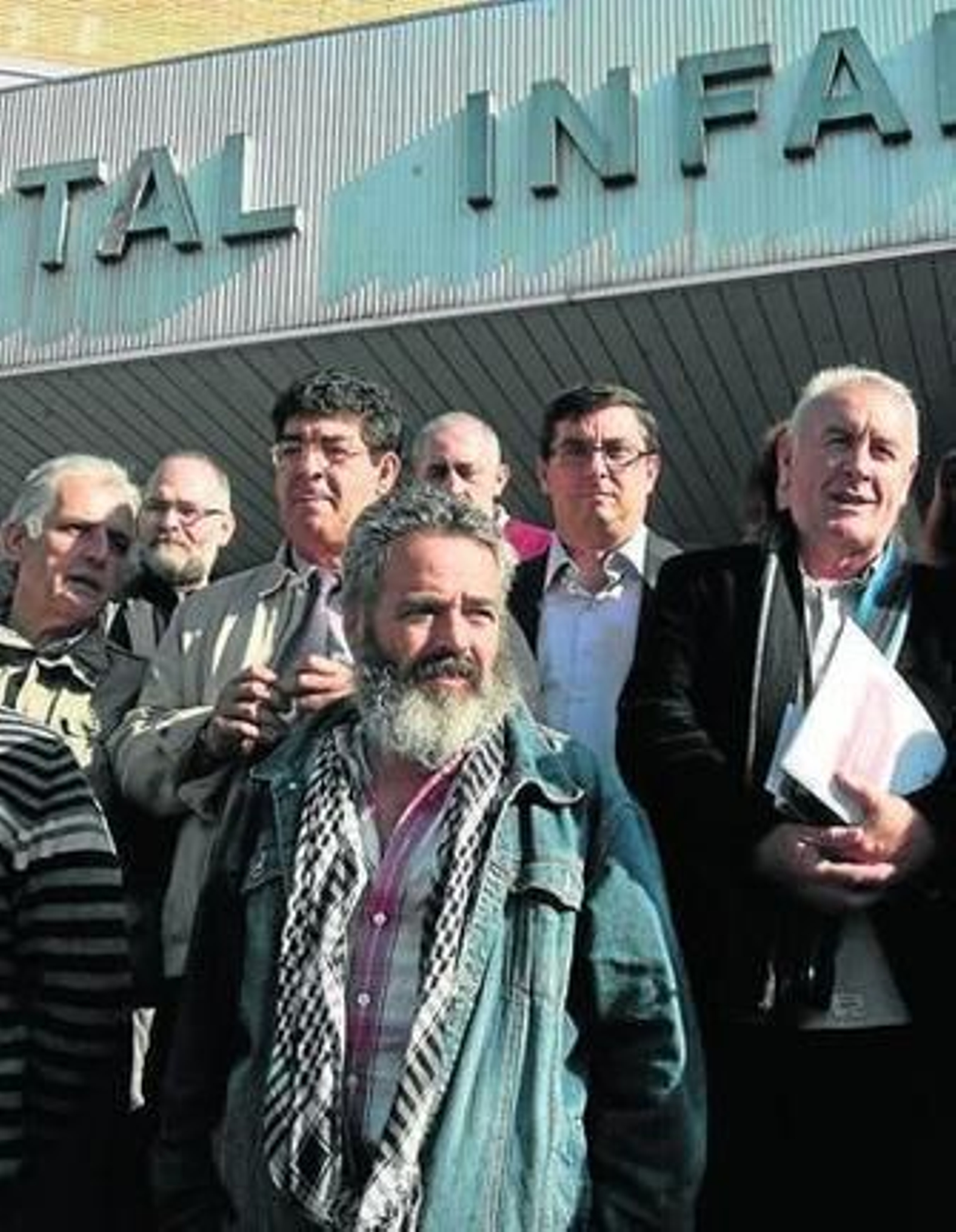 Gordillo delante de Valderas, Centella y Cayo Lara.