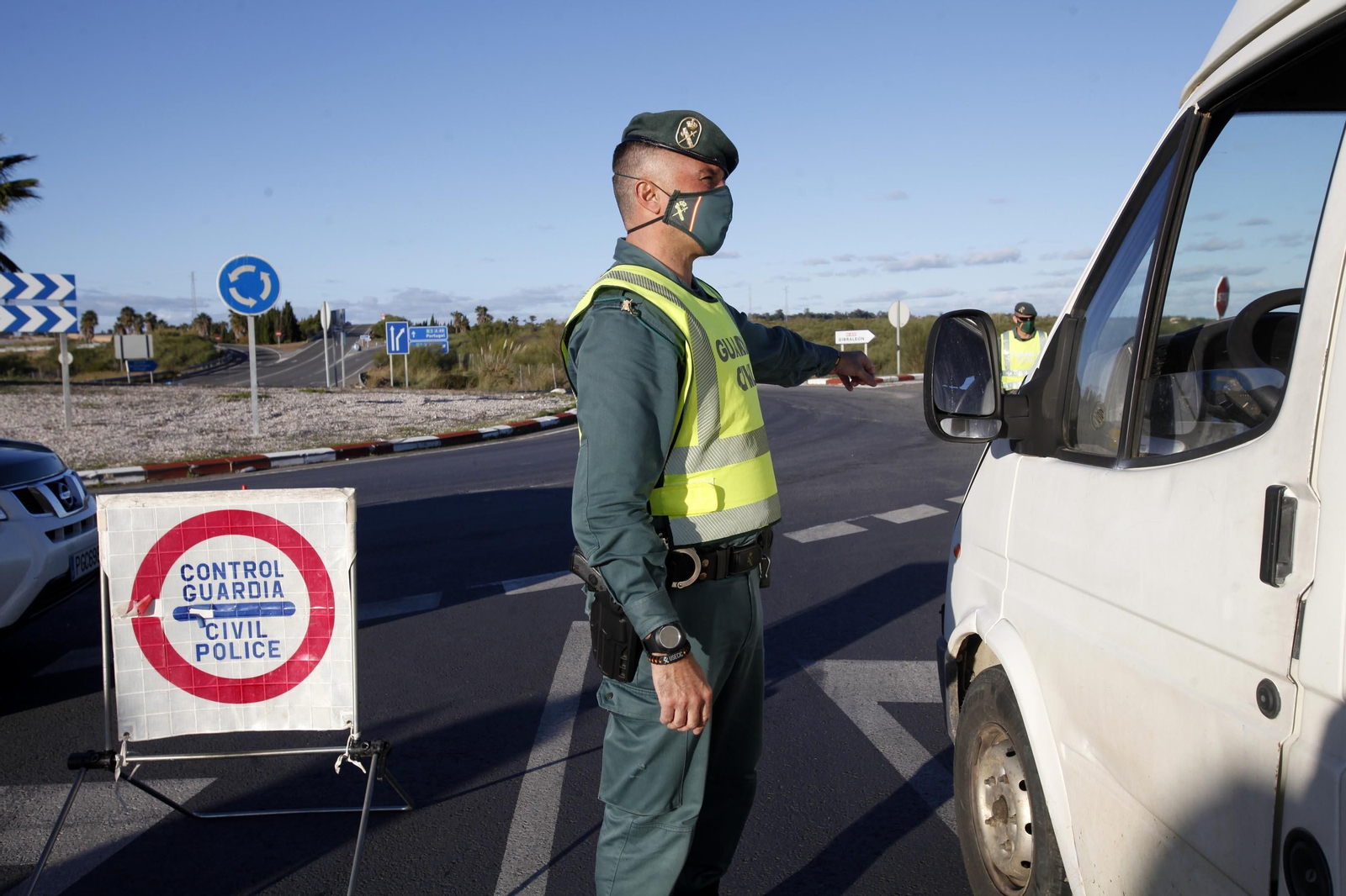 Controles de la Guardia Civil en los accesos a la costa de Huelva