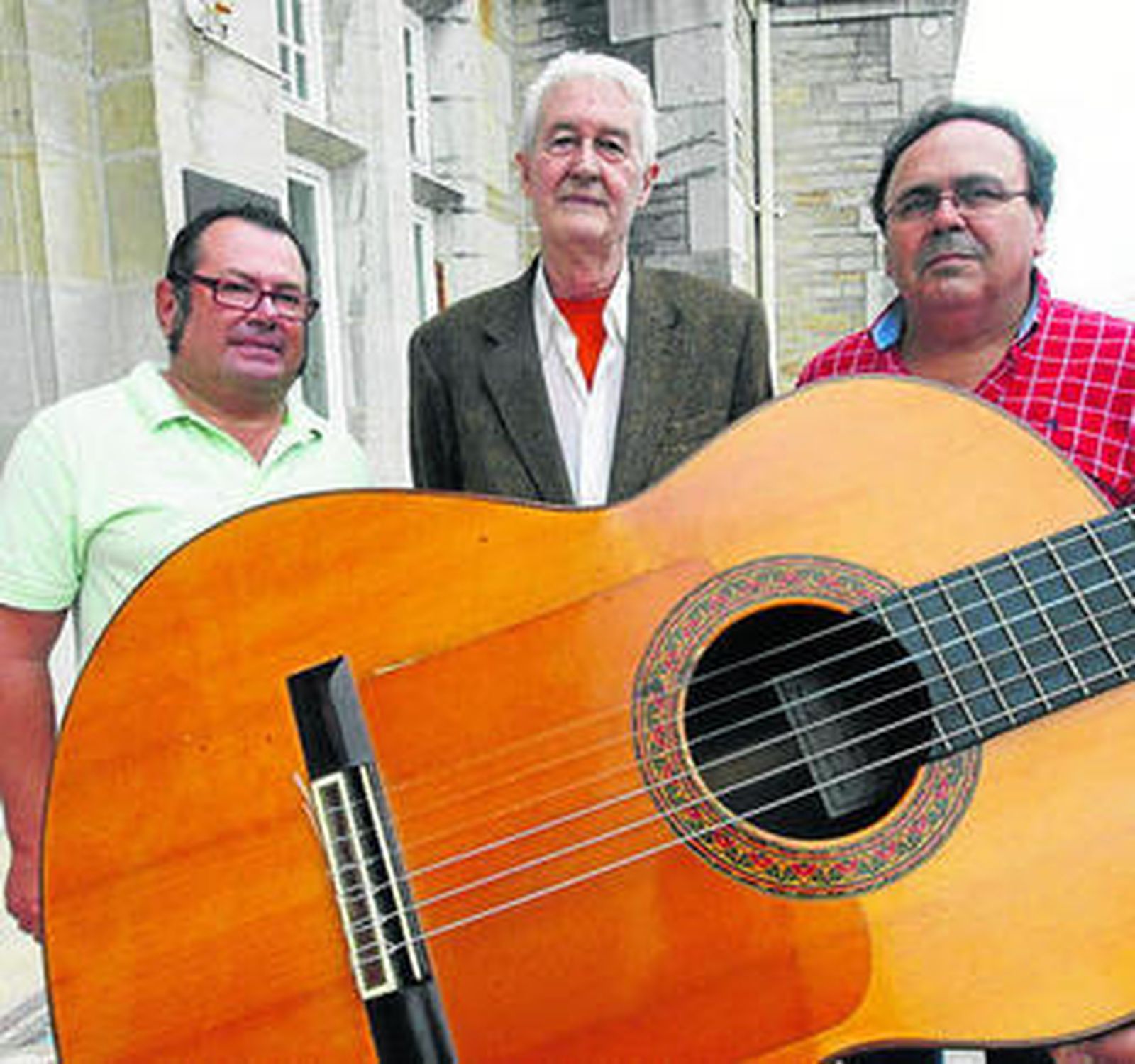 Grande, en el centro, junto a Norberto Torres y José Martinez.