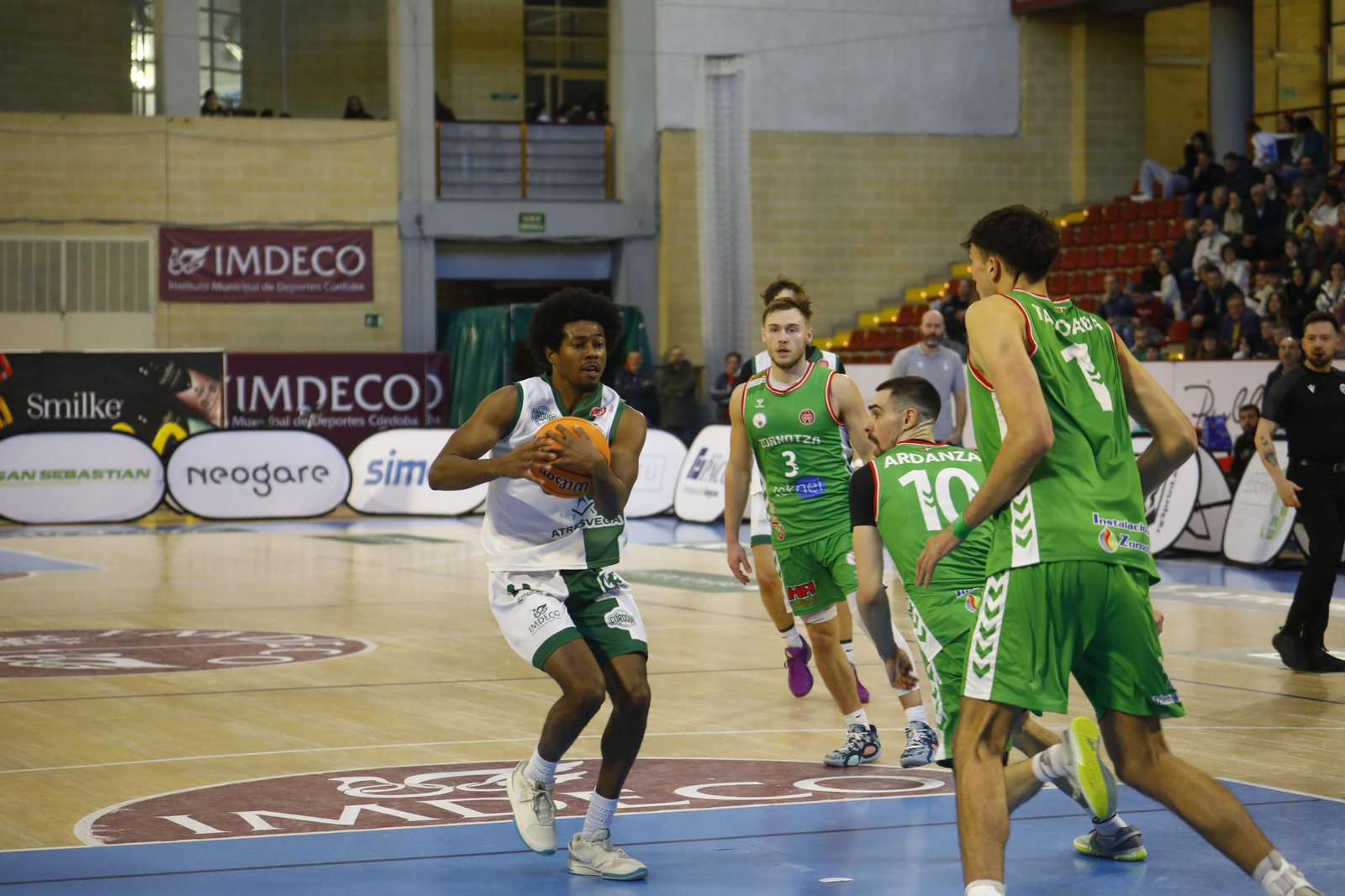 Austin Fadal penetra a canasta ante la oposición de un rival.