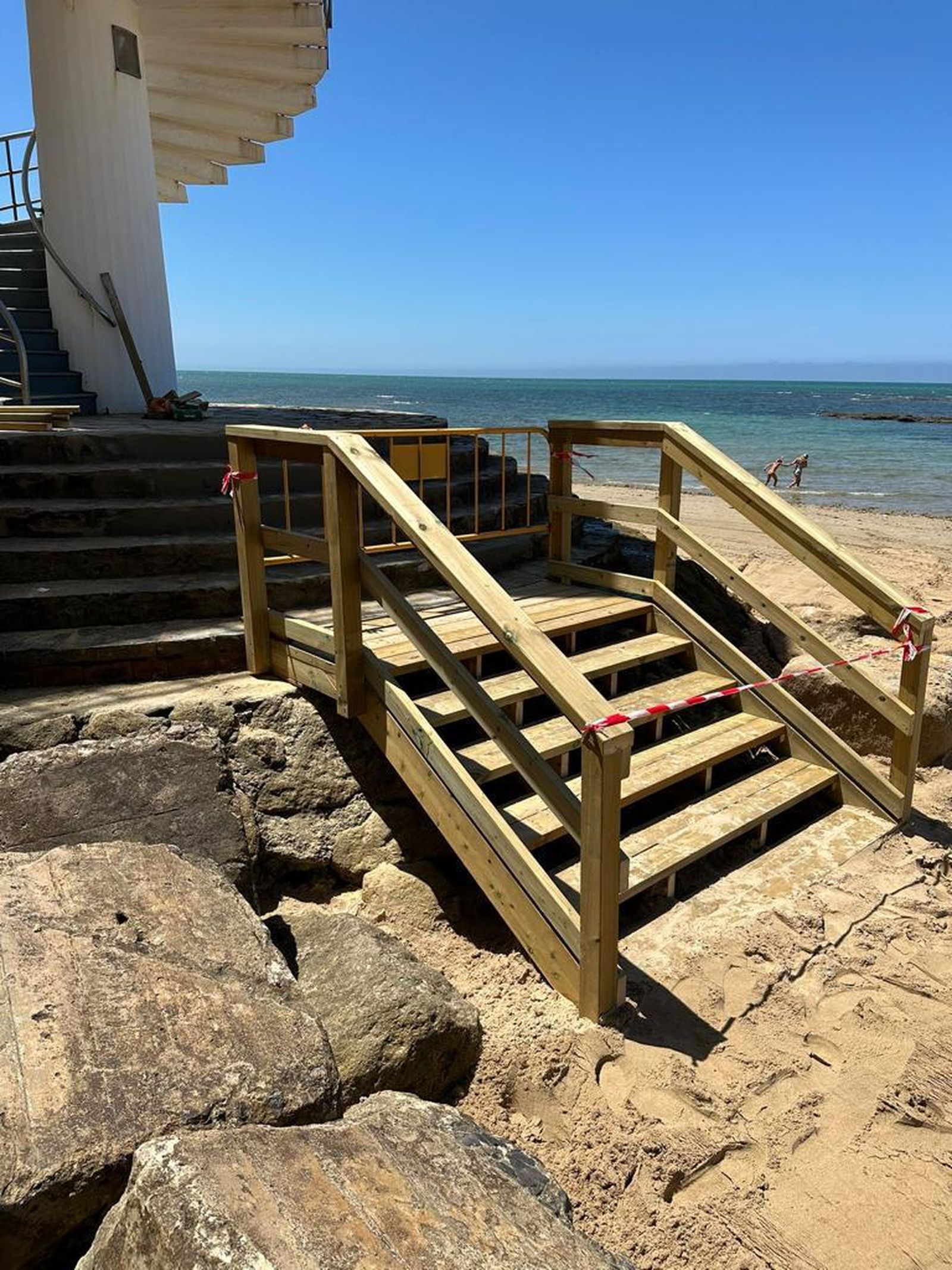 Escalera de madera que ha mandado a construir el Ayuntamiento para apañar una solución temporal
