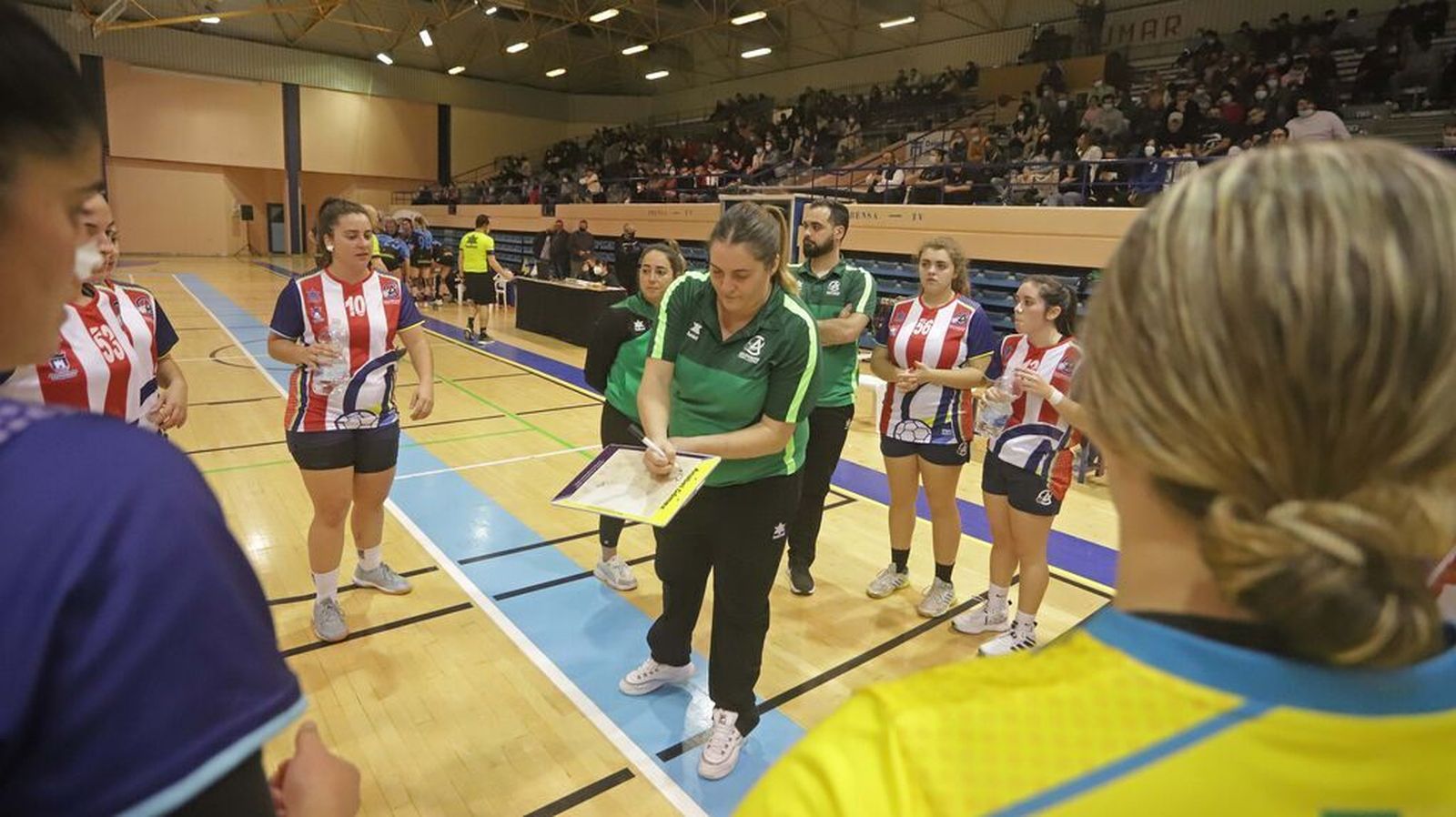Anabel Gómez da instrucciones en un tiempo muerto