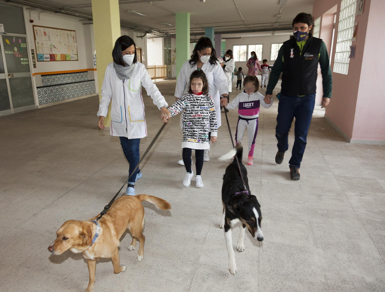 Los pequeños del centro Jean Piaget paseando a los perros