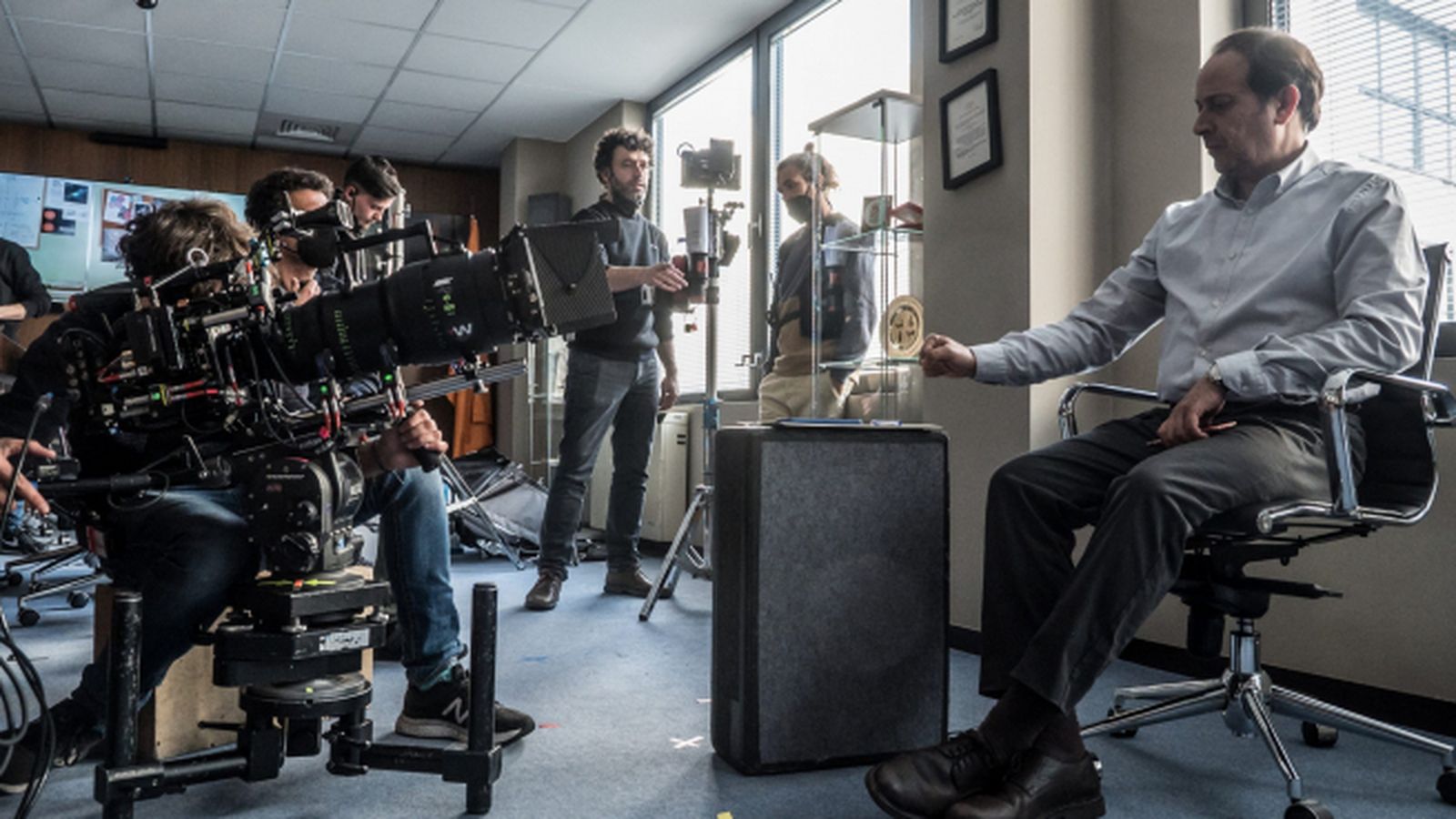 Rodrigo Sorongoyen, en el rodaje de 'Apagón', su último proyecto para Movistar+.