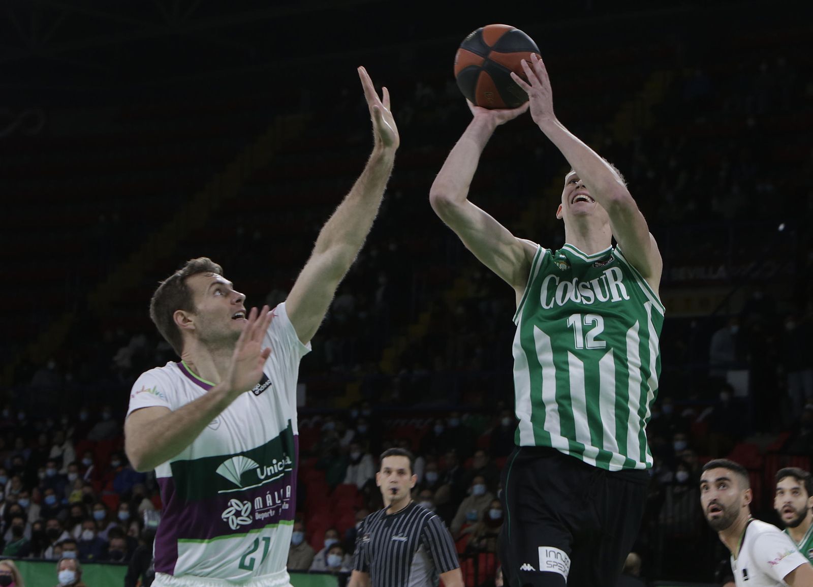 El escolta belga Bleijenbergh realiza un lanzamiento a canasta ante Abromaitis.