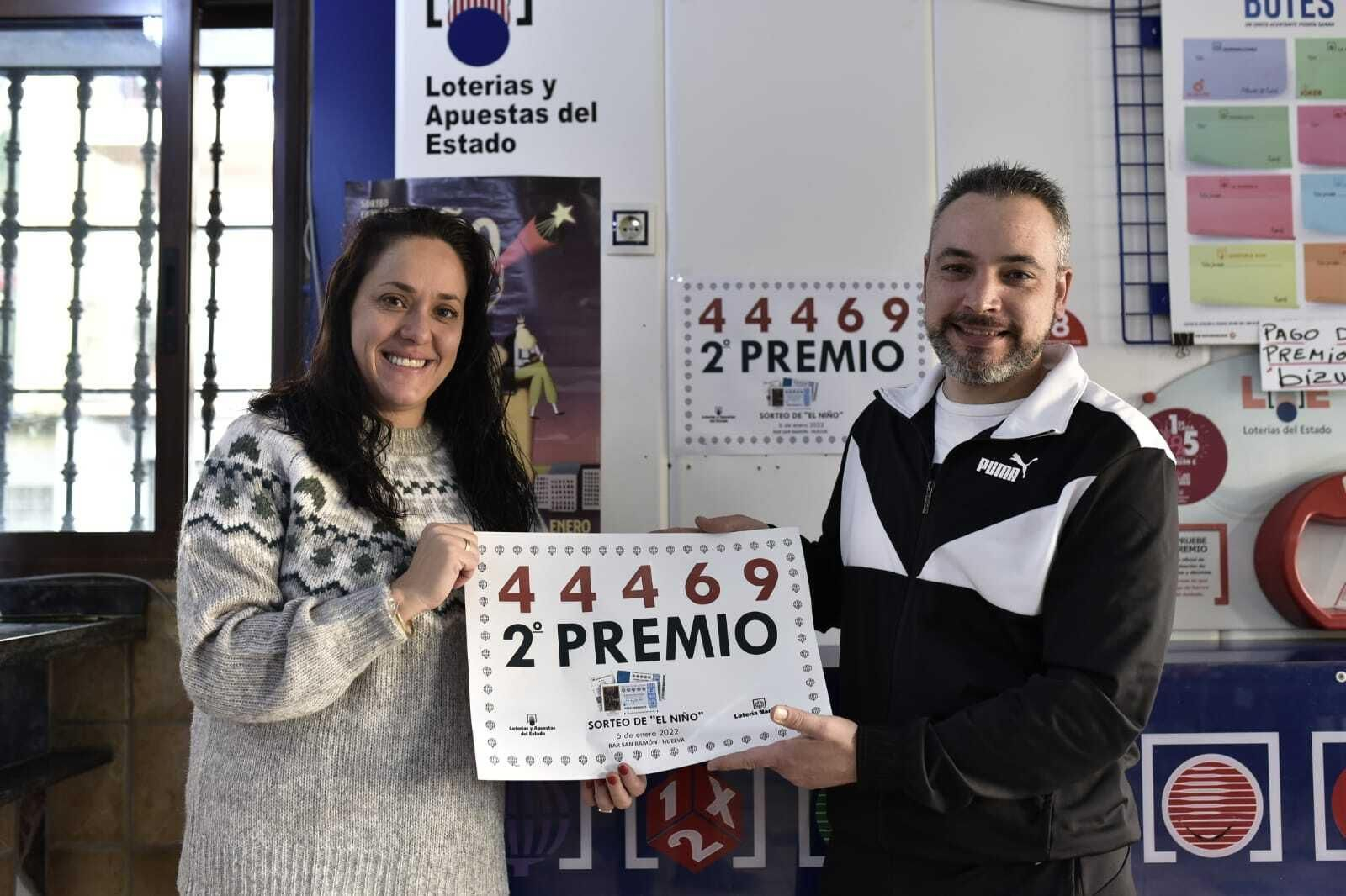 Los vendedores en el bar San Ramón de la capital onubense.