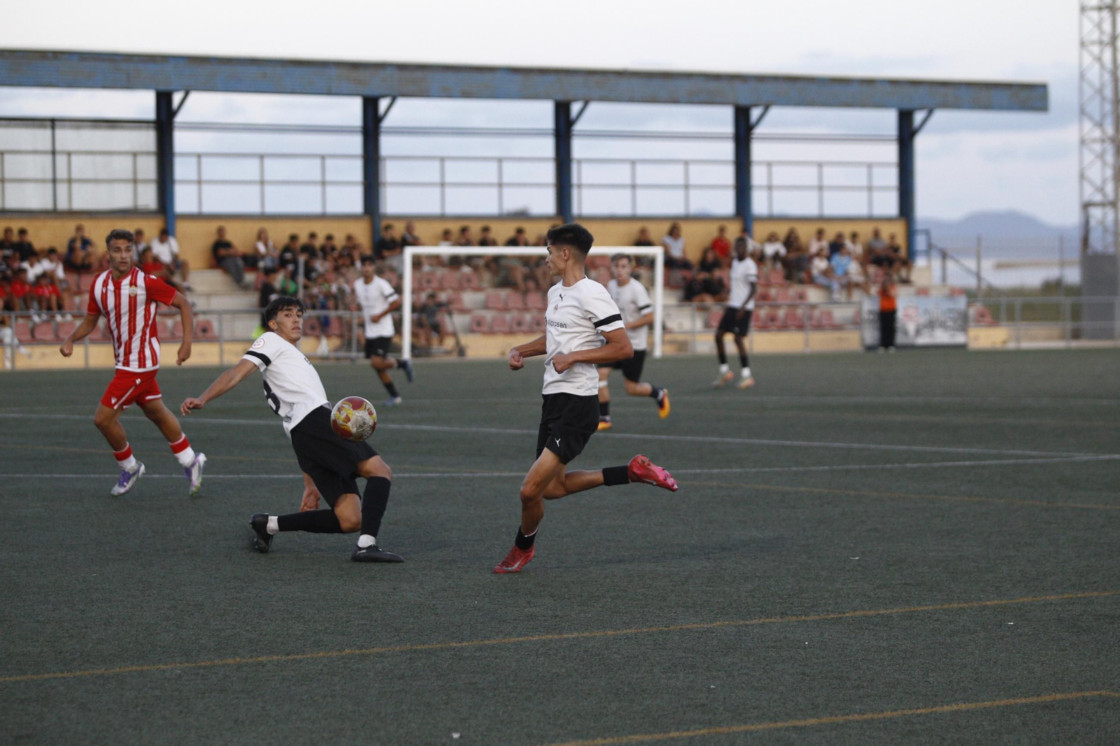 Un defensor cañaero intenta cortar un balón durante un encuentro disputado en casa durante la presente temporada.