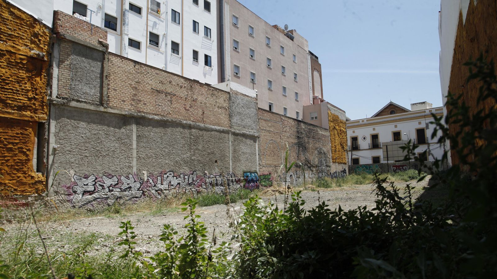 El solar se encuentra justo detrás del hotel.