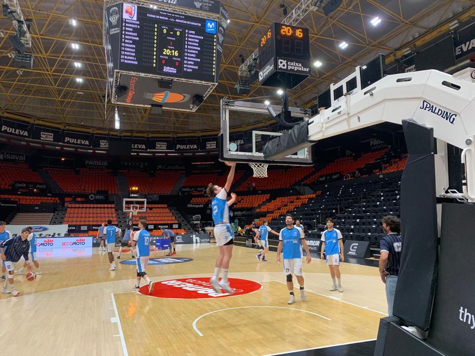 El Ciudad de Huelva calienta poco antes del partido ante Estudiantes.