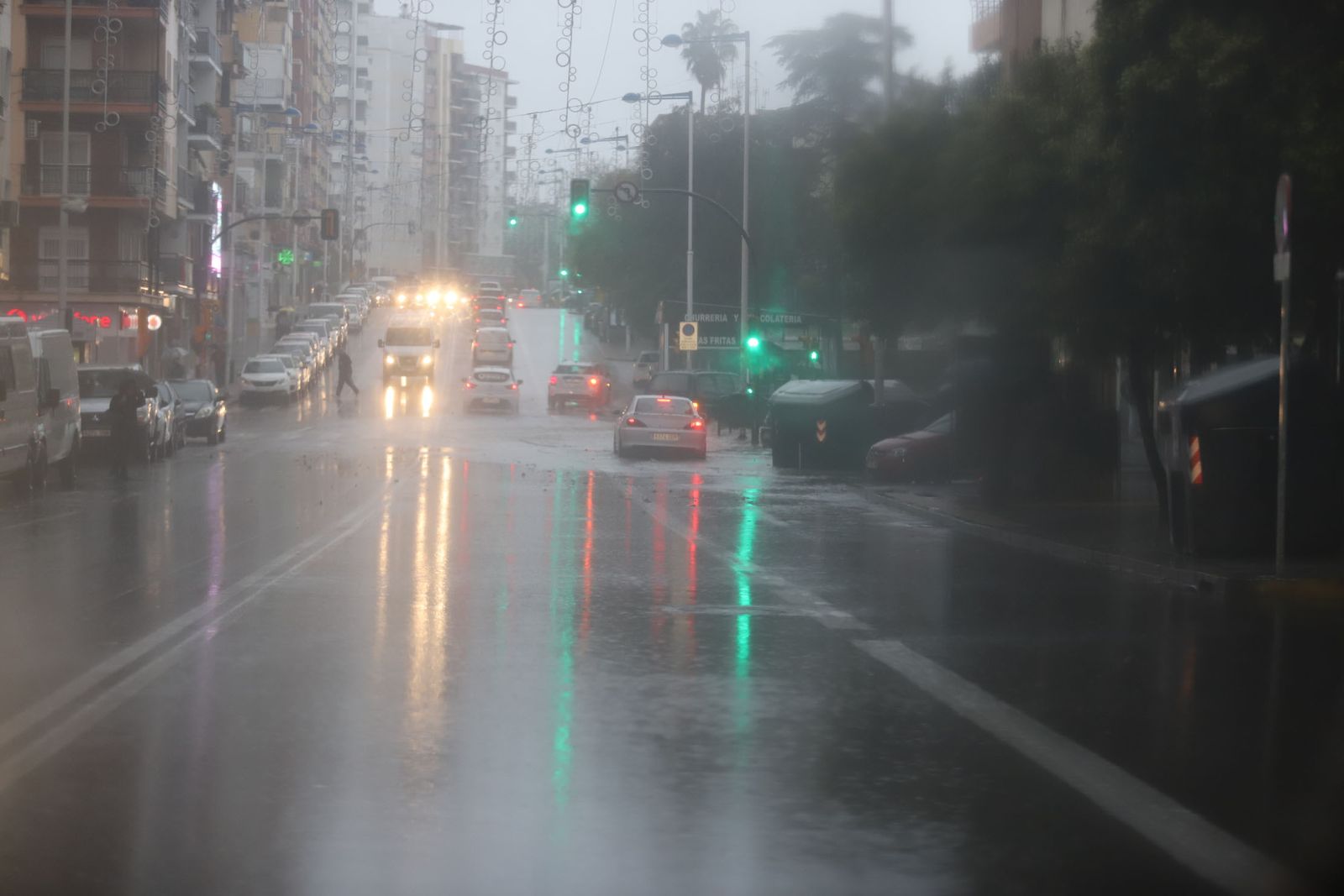 Lluvia en la avenida Federico Molina de la capital onubense.