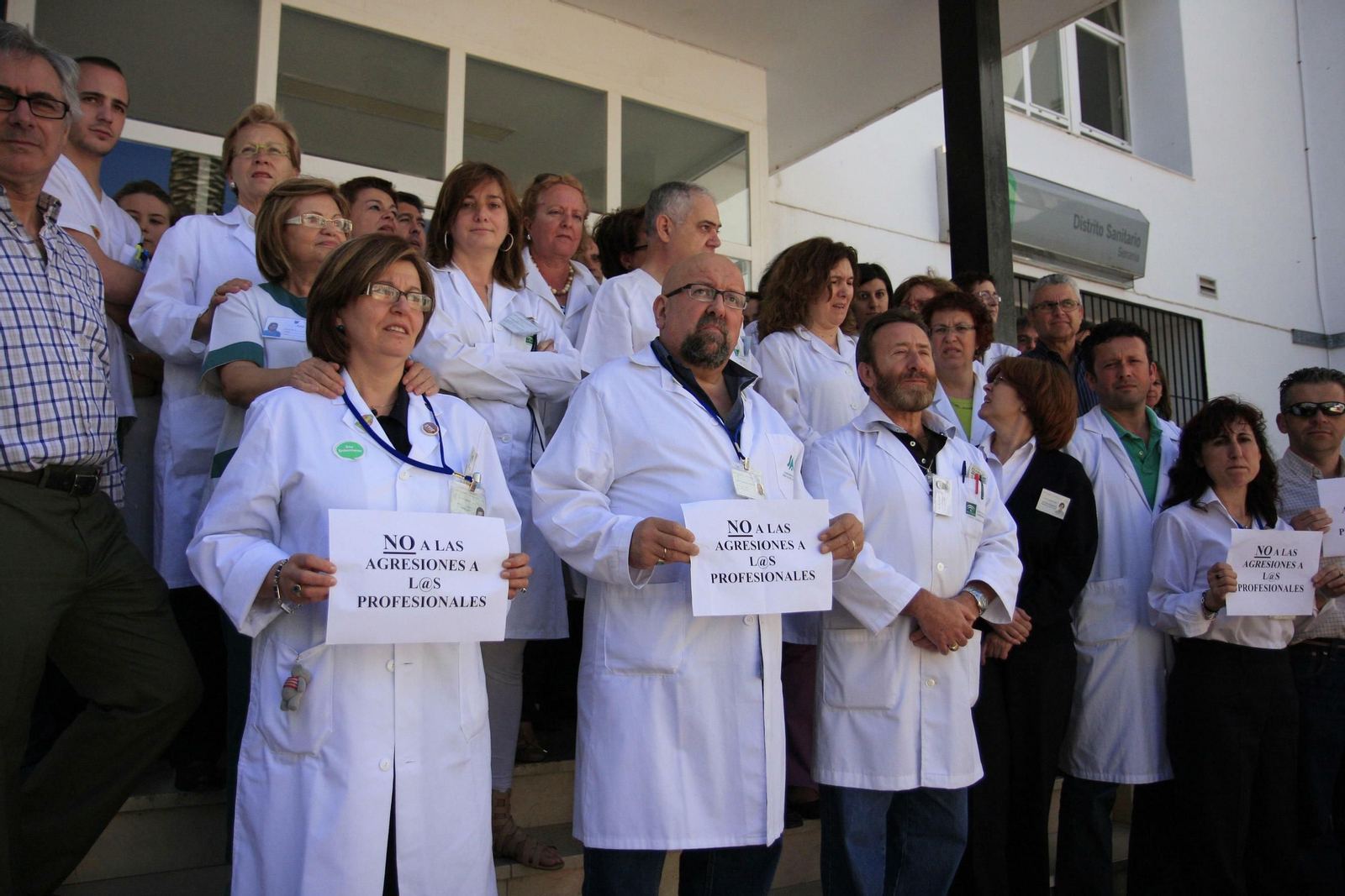 Sanitarios protestan contra las agresiones que soportan