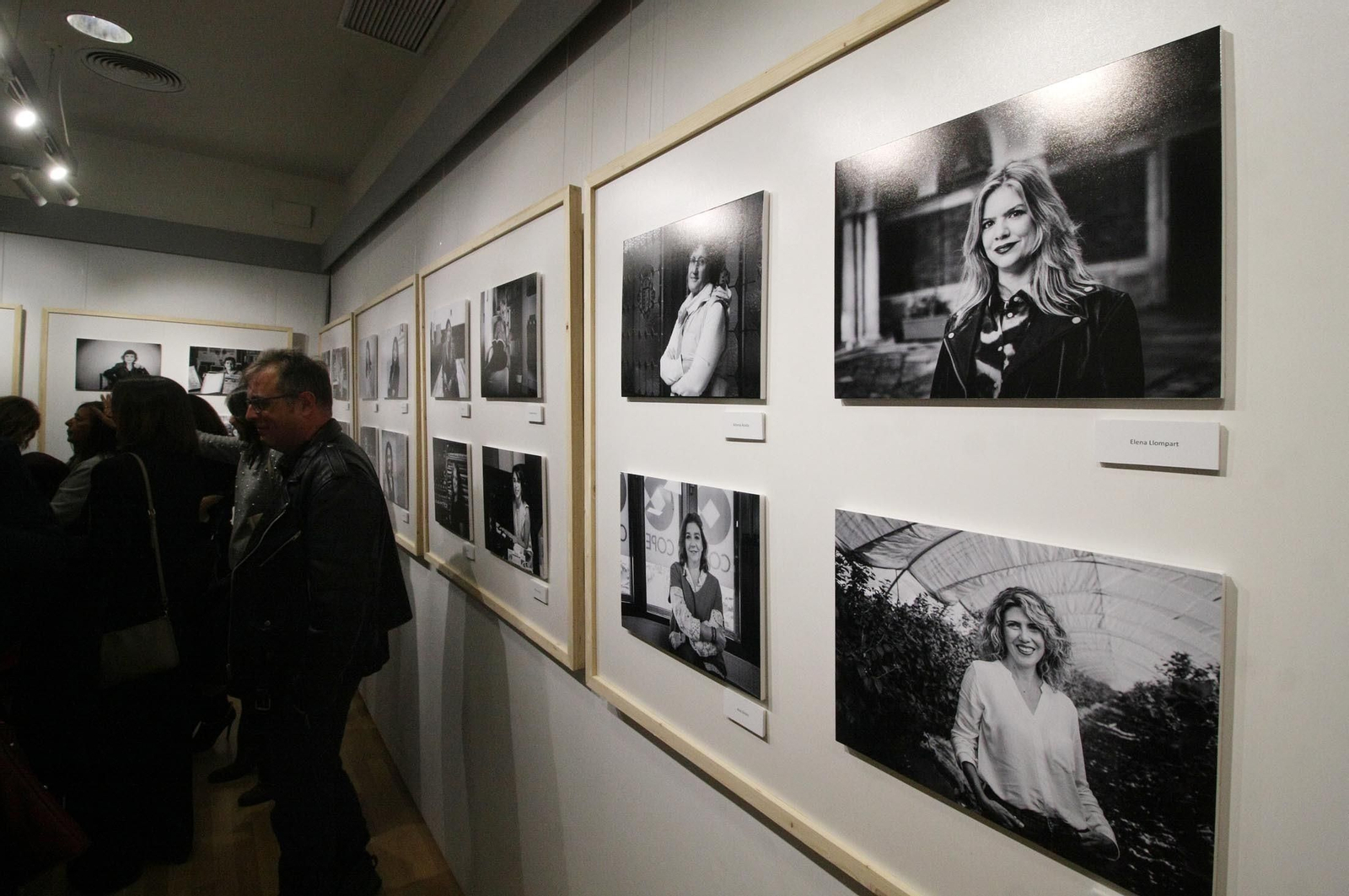 Imágenes de la mesa redonda "La presencia de la mujer en el periodismo" y exposición fotográfica "Pioneras", en el Centro de Comunicación Jesús Hermida, Huelva