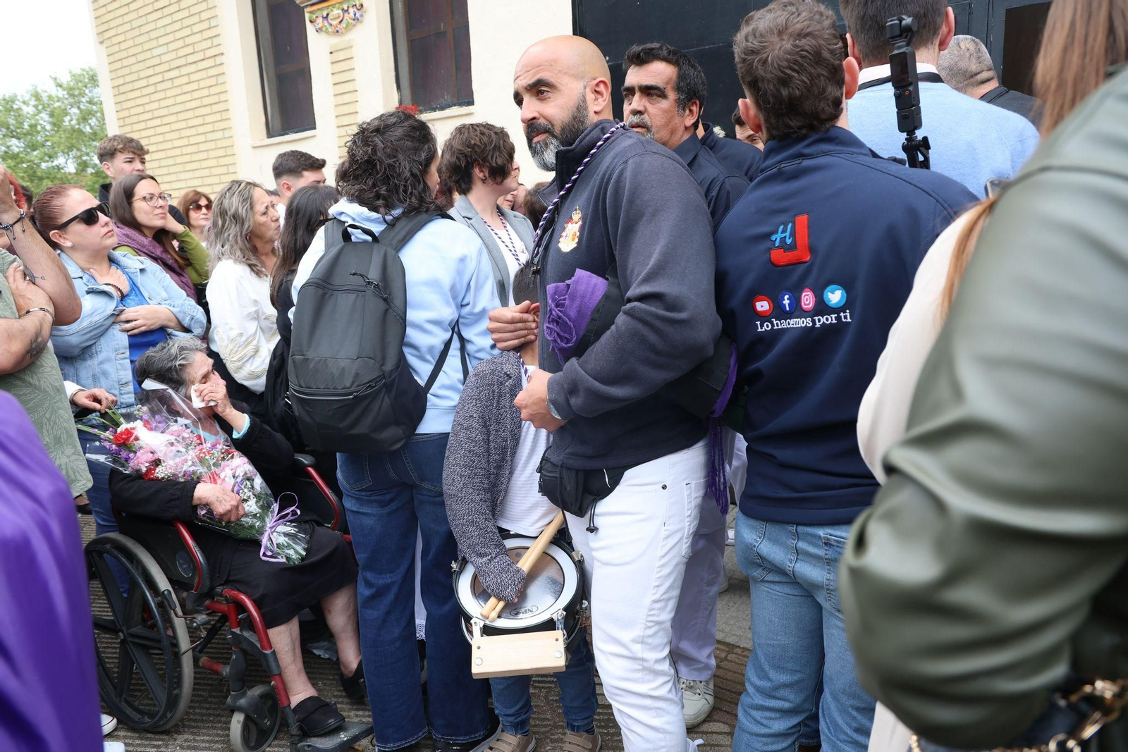 El Calvario se queda sin Lunes Santo en Huelva: imágenes de las lágrimas y el desconsuelo en la hermandad
