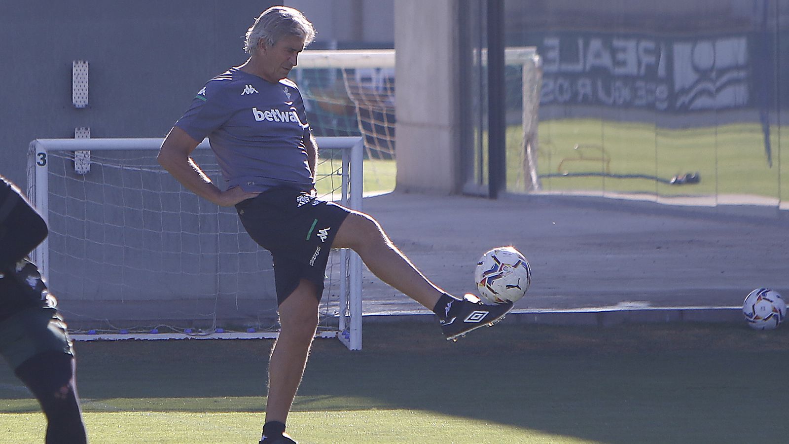 Pellegrini pelotea con un balón en el entrenamiento.