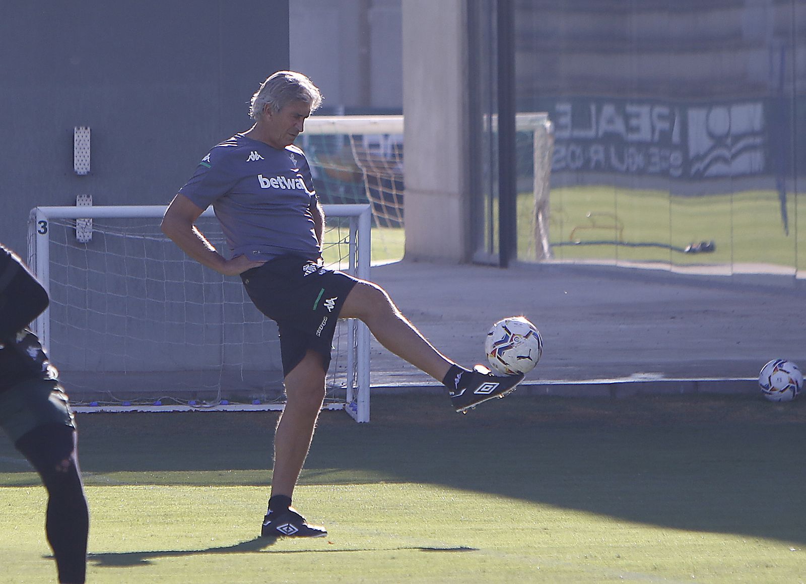 Pellegrini pelotea con un balón en el entrenamiento.
