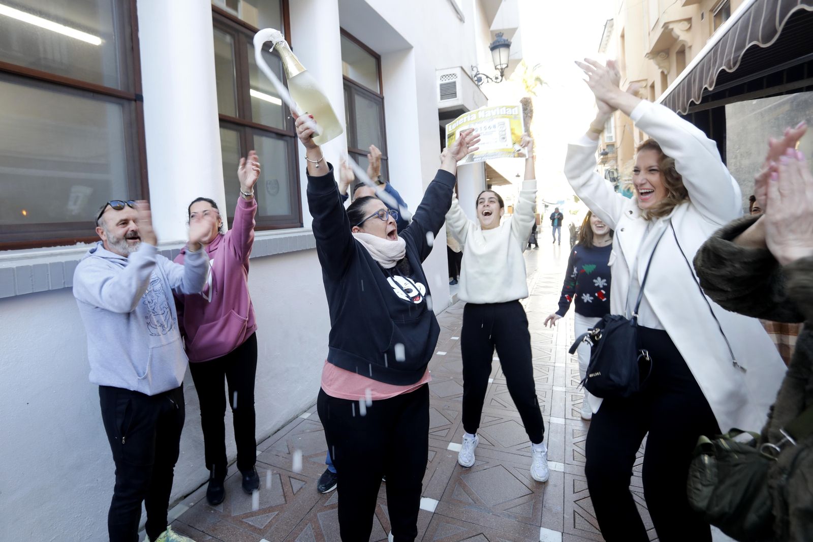 Las fotos de la alegría de los quintos premios en La Línea de la Concepción