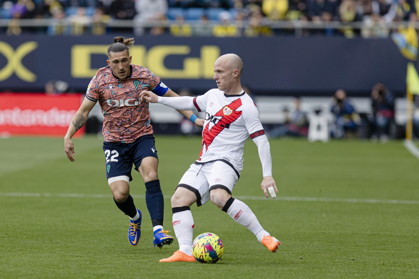 Las imágenes del partido entre el Cádiz C.F. y el Rayo Vallecano