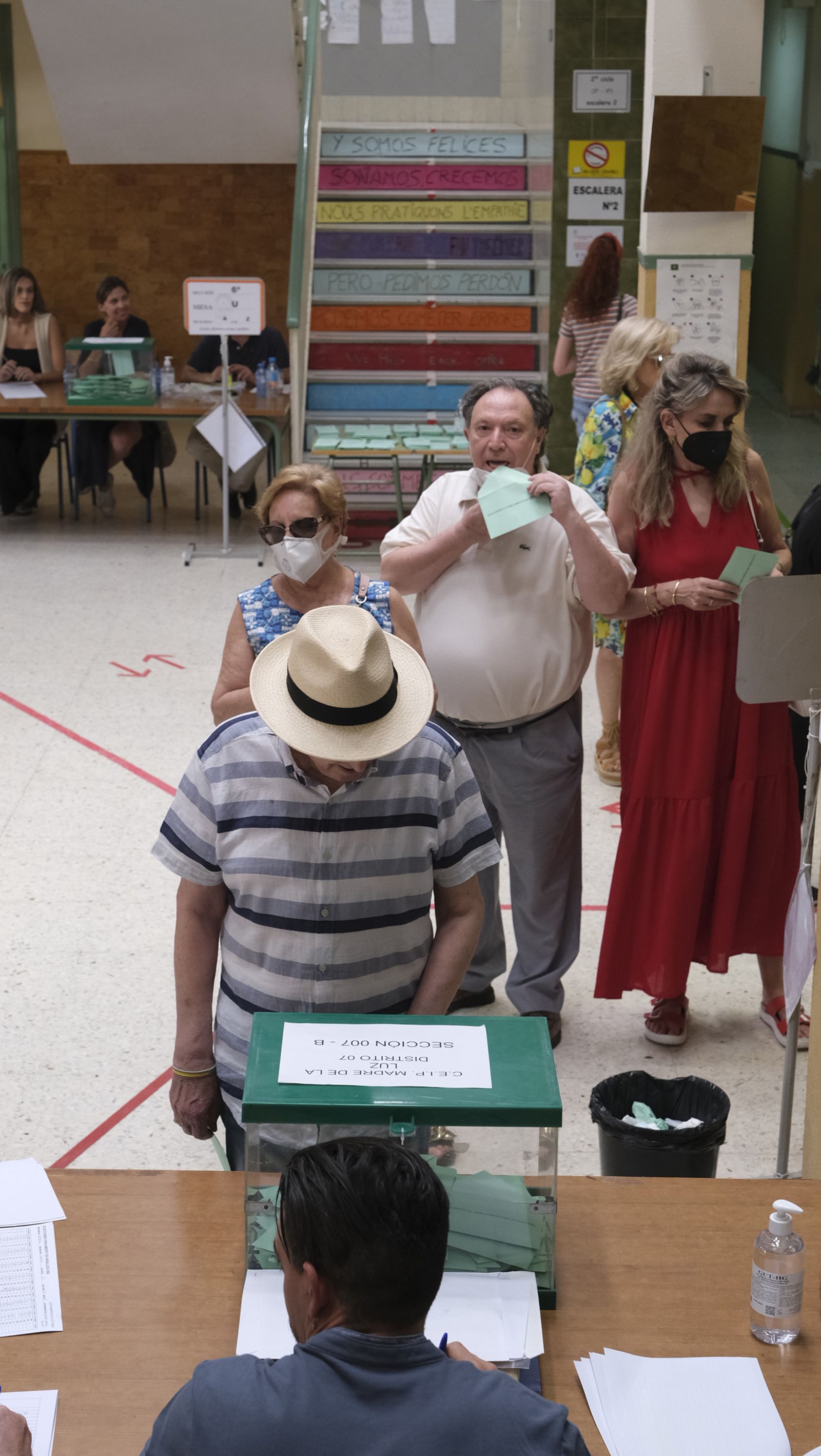 Imágenes de la votaciones en Almería al parlamento andaluz