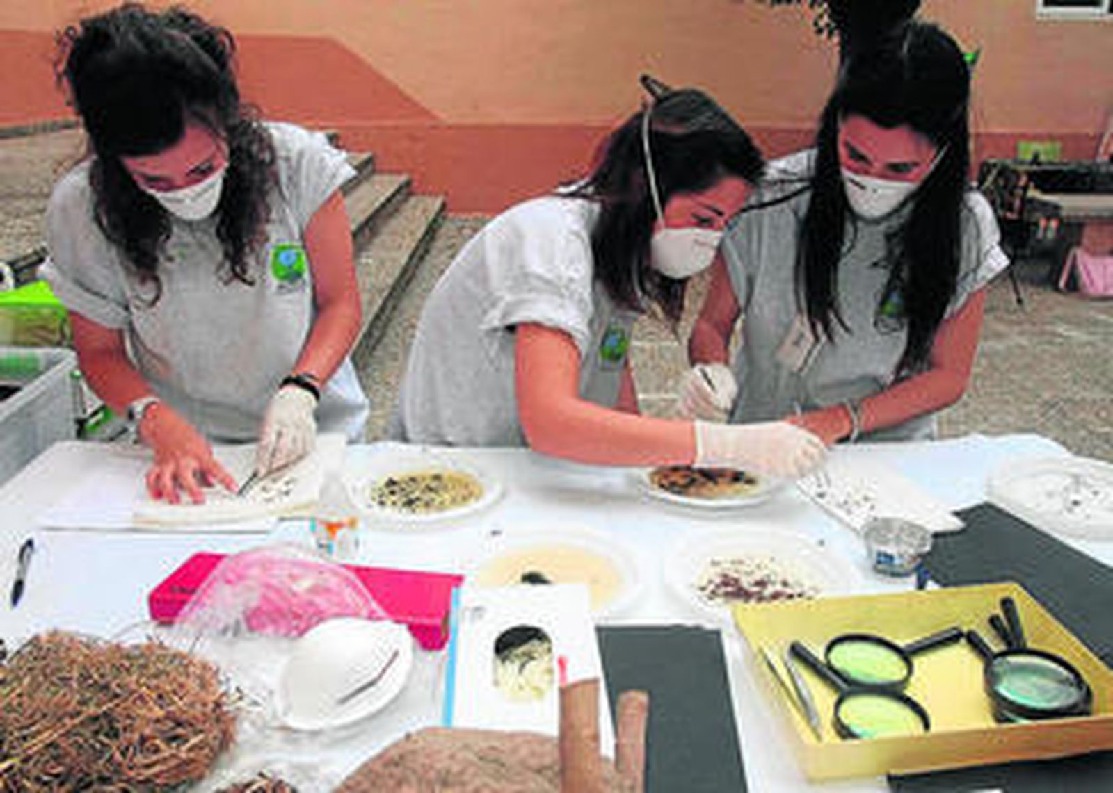 Tres alumnas del IES Virgen de las Nieves aprenden un poco más sobre los pájaros en el taller de aves.