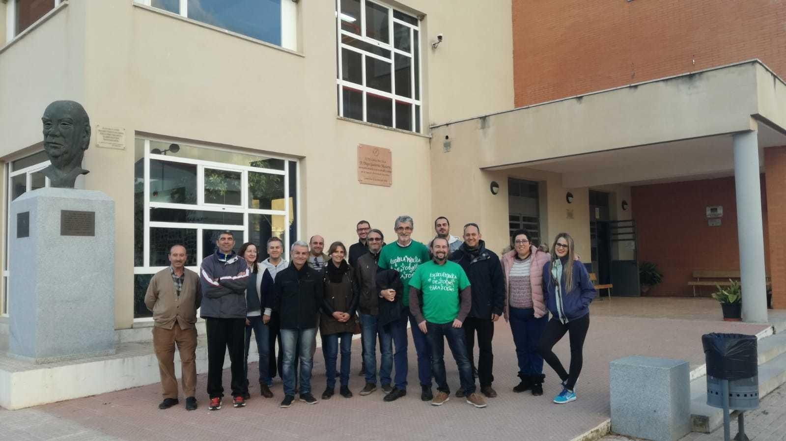 Miembros de Marea Verde Jerez con responsables del instituto de Campillos.